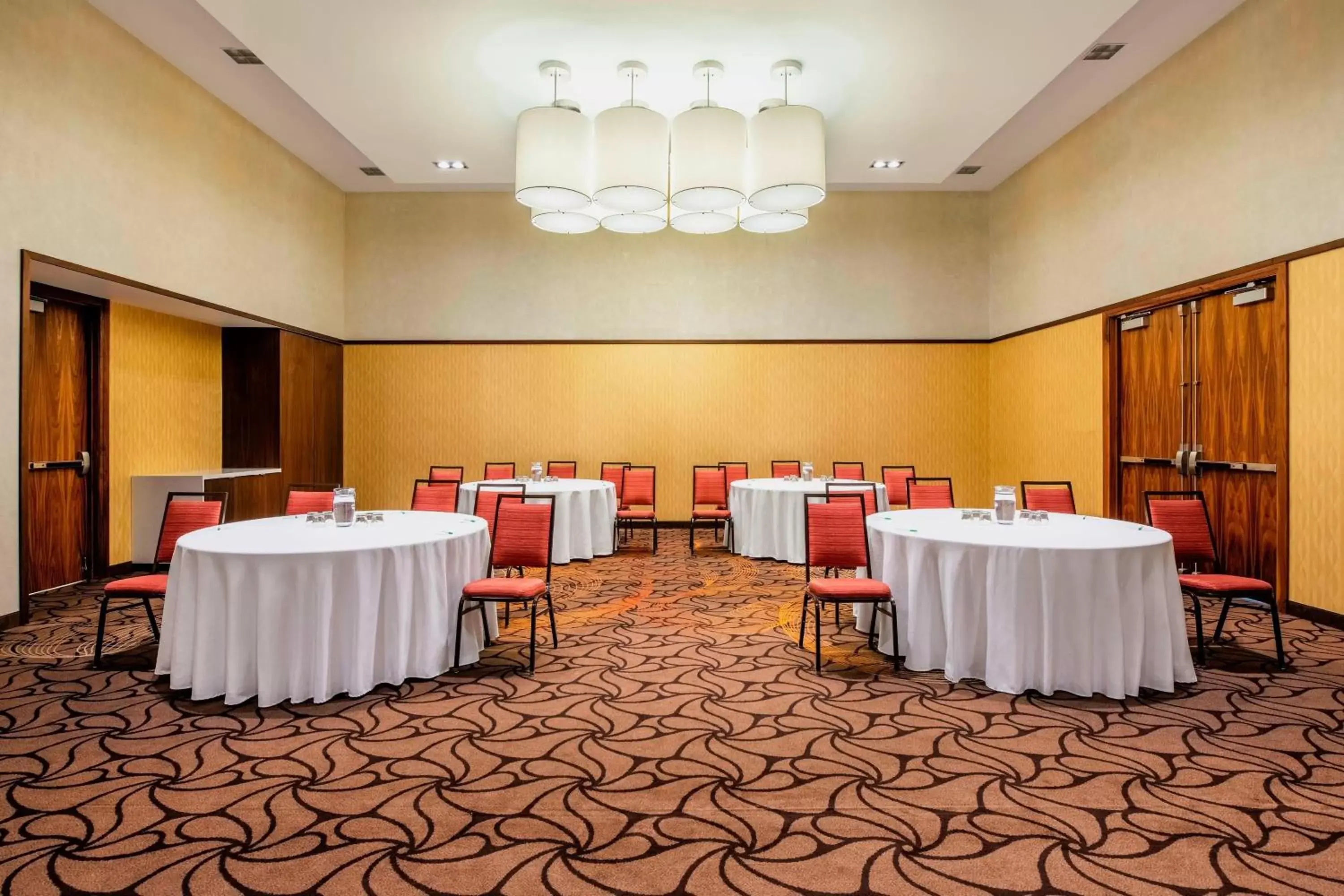 Meeting/conference room in Courtyard by Marriott Calgary Airport