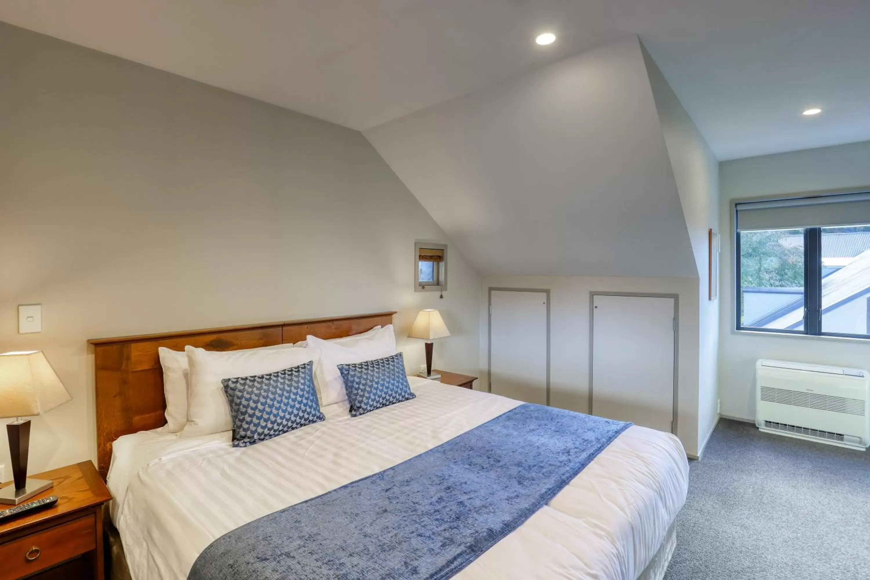 Bedroom, Bed in Garden Court Suites & Apartments