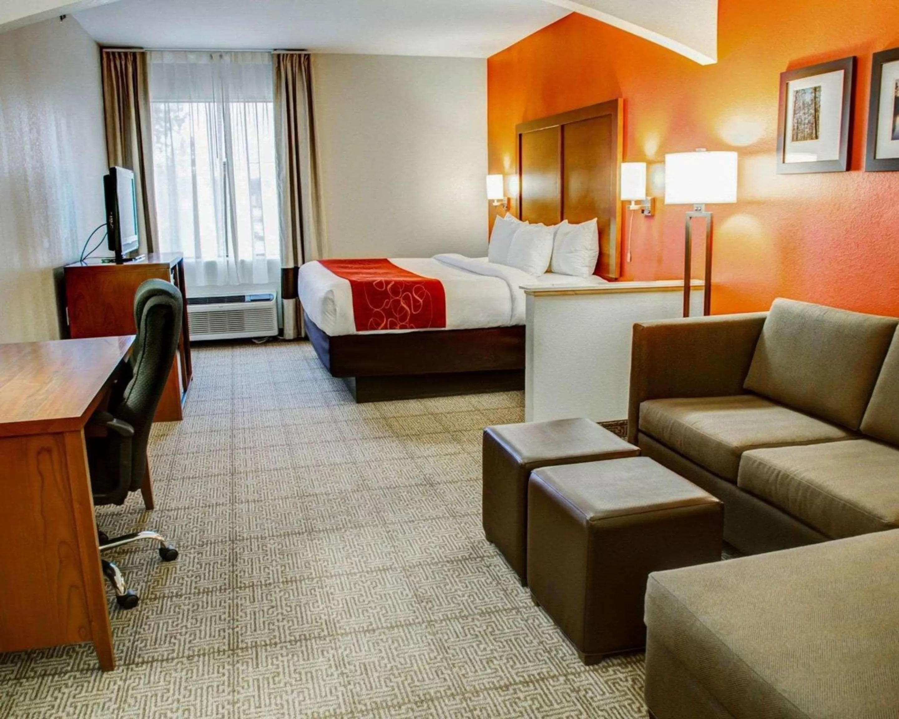 Photo of the whole room, Bed in Comfort Suites Tyler South