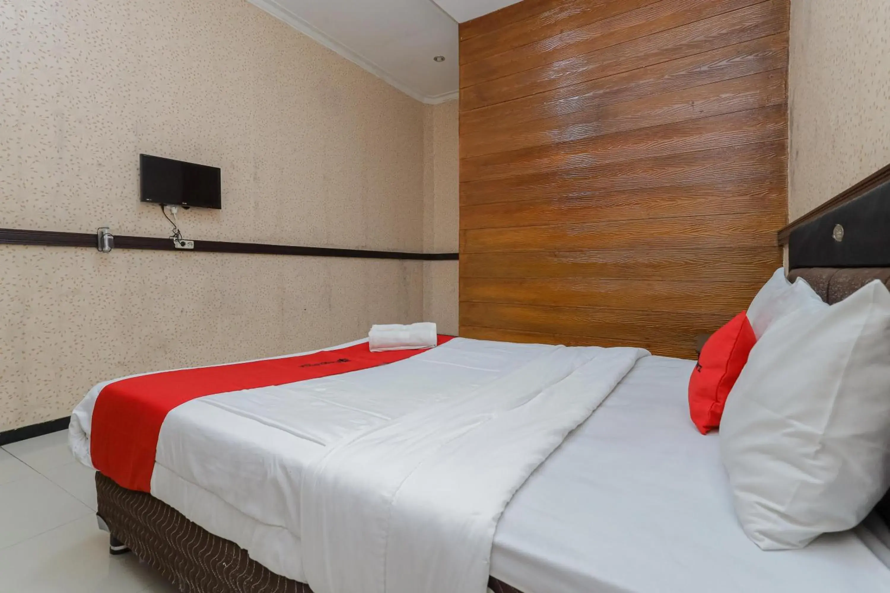 Bed in OYO 564 Bunga Matahari Guest House And Hotel