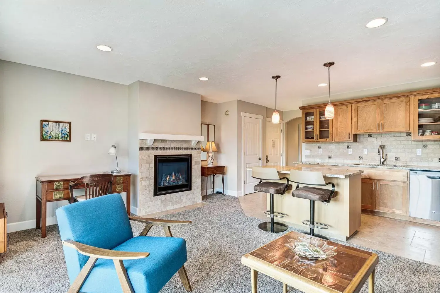 Kitchen or kitchenette, Kitchen/Kitchenette in Bend Riverside Condos