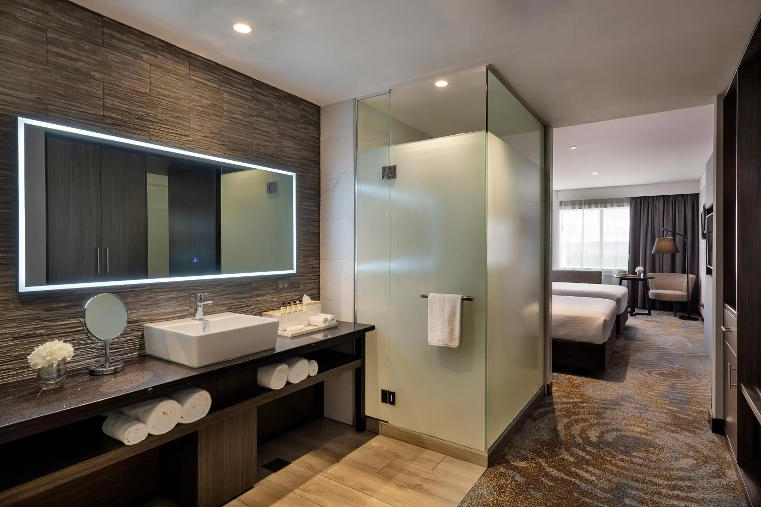 Toilet, Bed in Pullman Rotorua Toilet, Bed in Pullman Rotorua