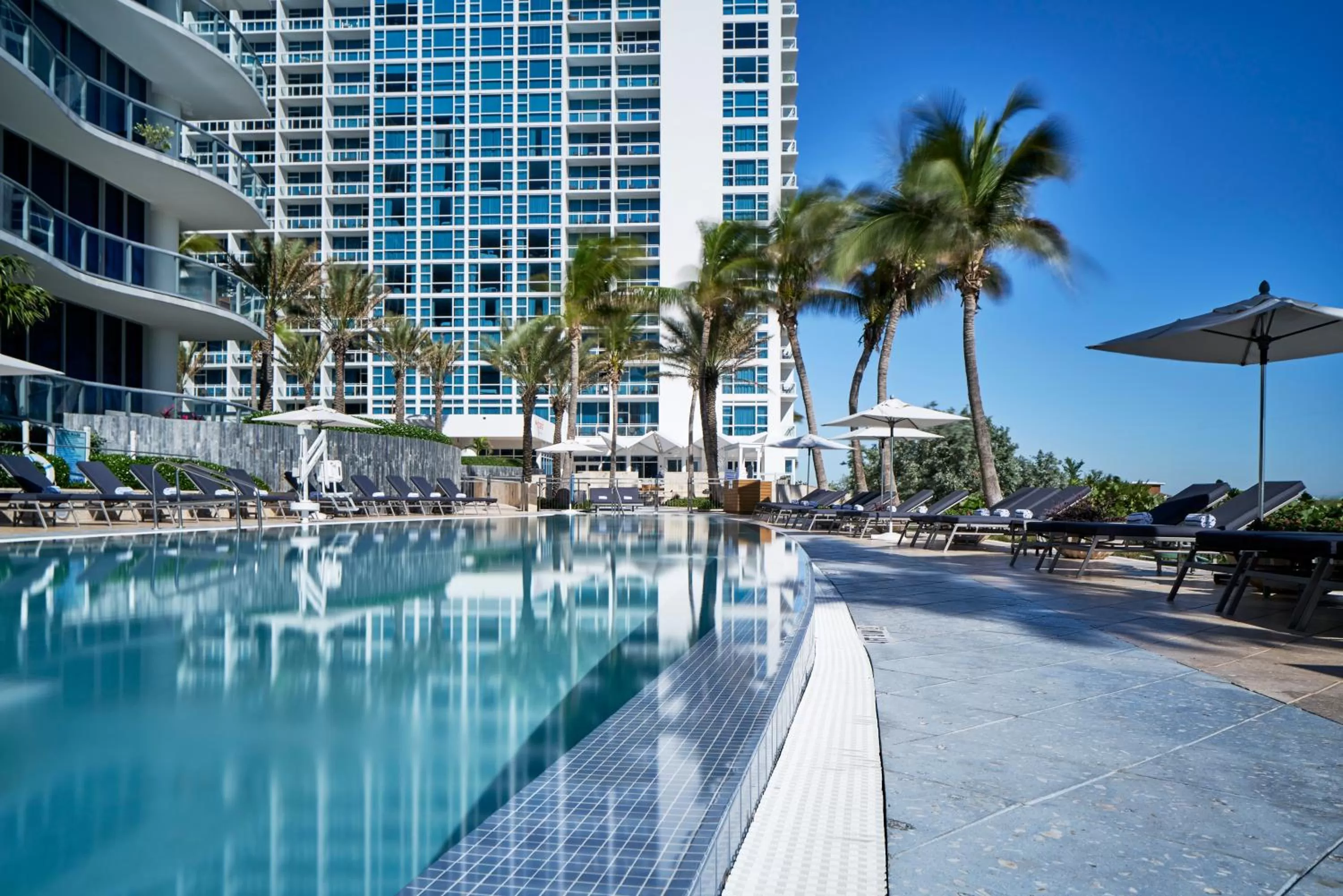 Swimming pool in Carillon Miami Wellness Resort