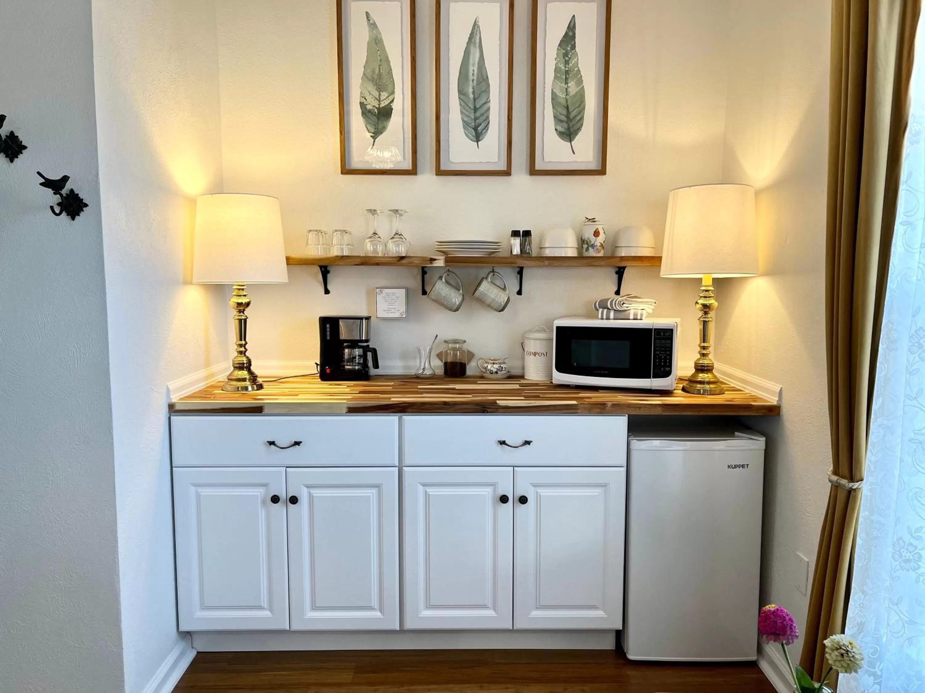 Coffee/tea facilities in Flora House Denver