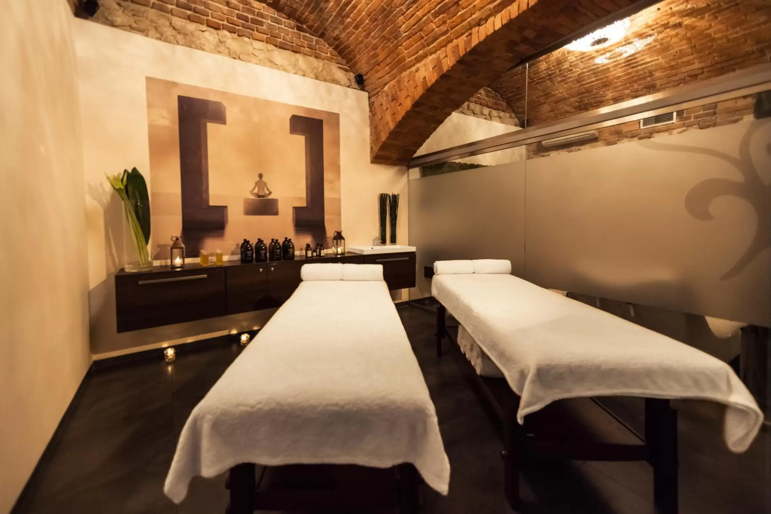 Spa and wellness centre/facilities, Restaurant/Places to Eat in Queen Boutique Hotel