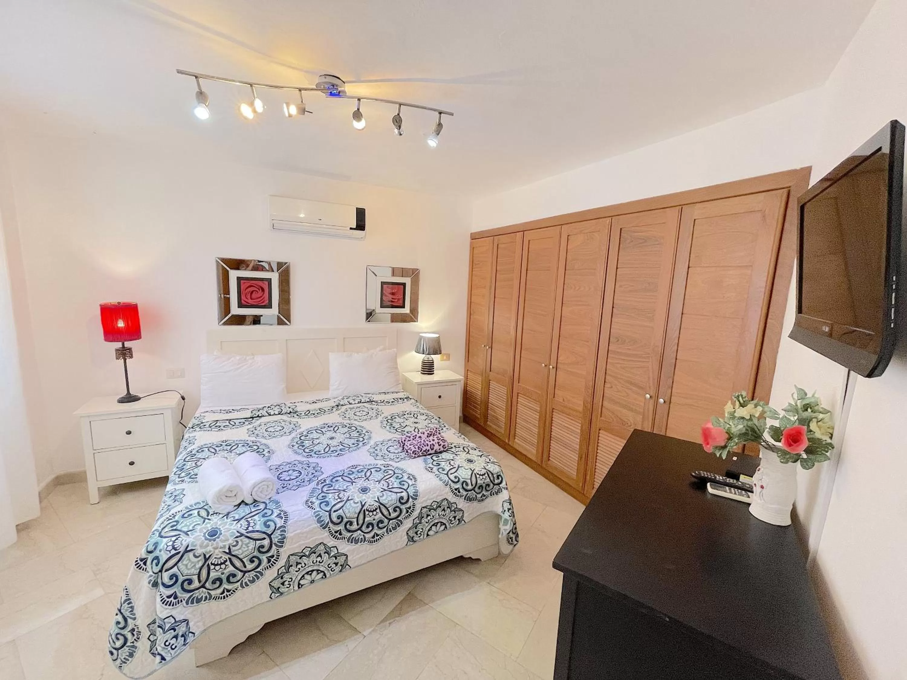 Bed in BEACH Condo-HOTEL with VILLAS & PRIVATE Apartments WIFI BBQ Beach CLUB & SPA