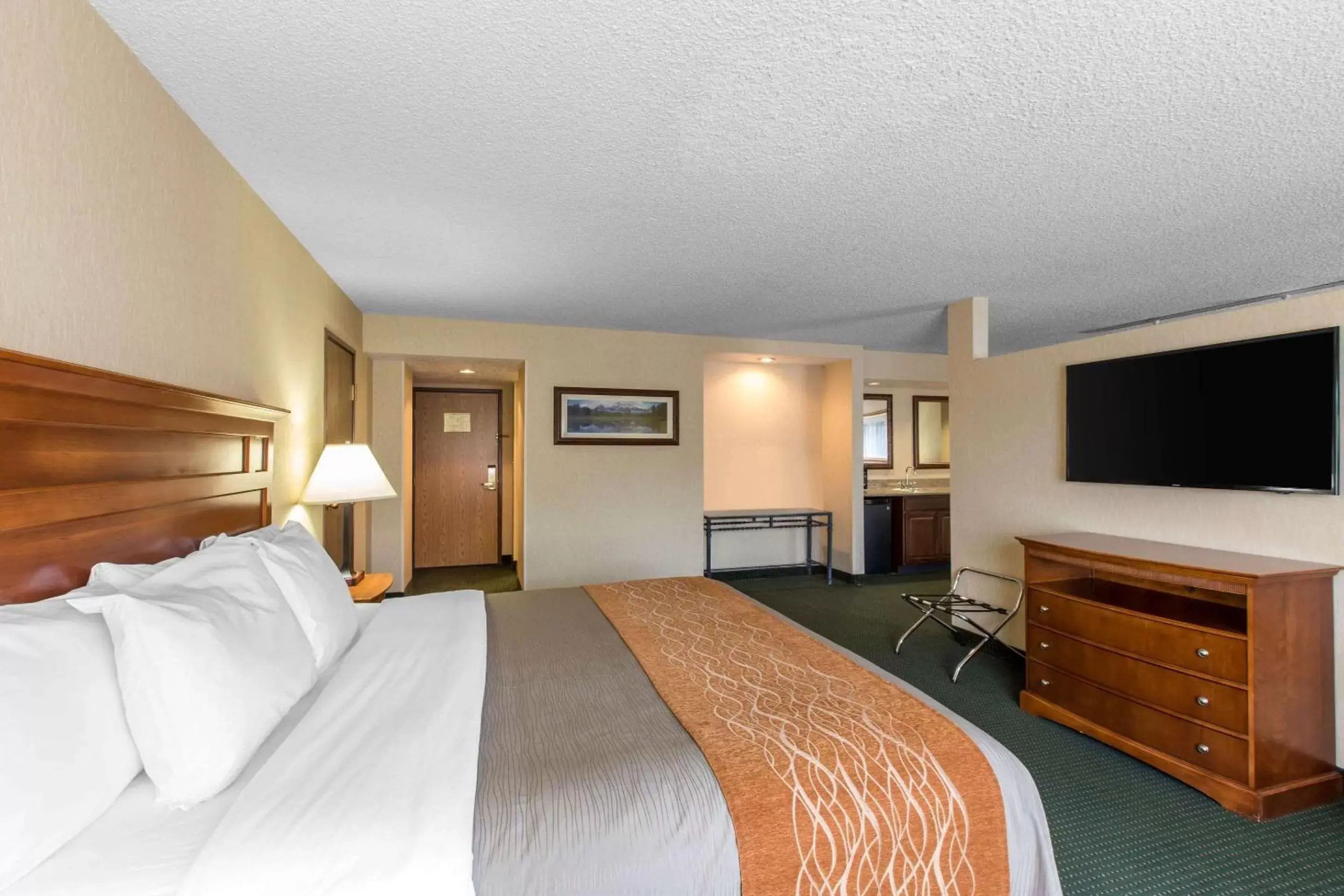 Photo of the whole room, Bed in Comfort Inn Near Vail Beaver Creek
