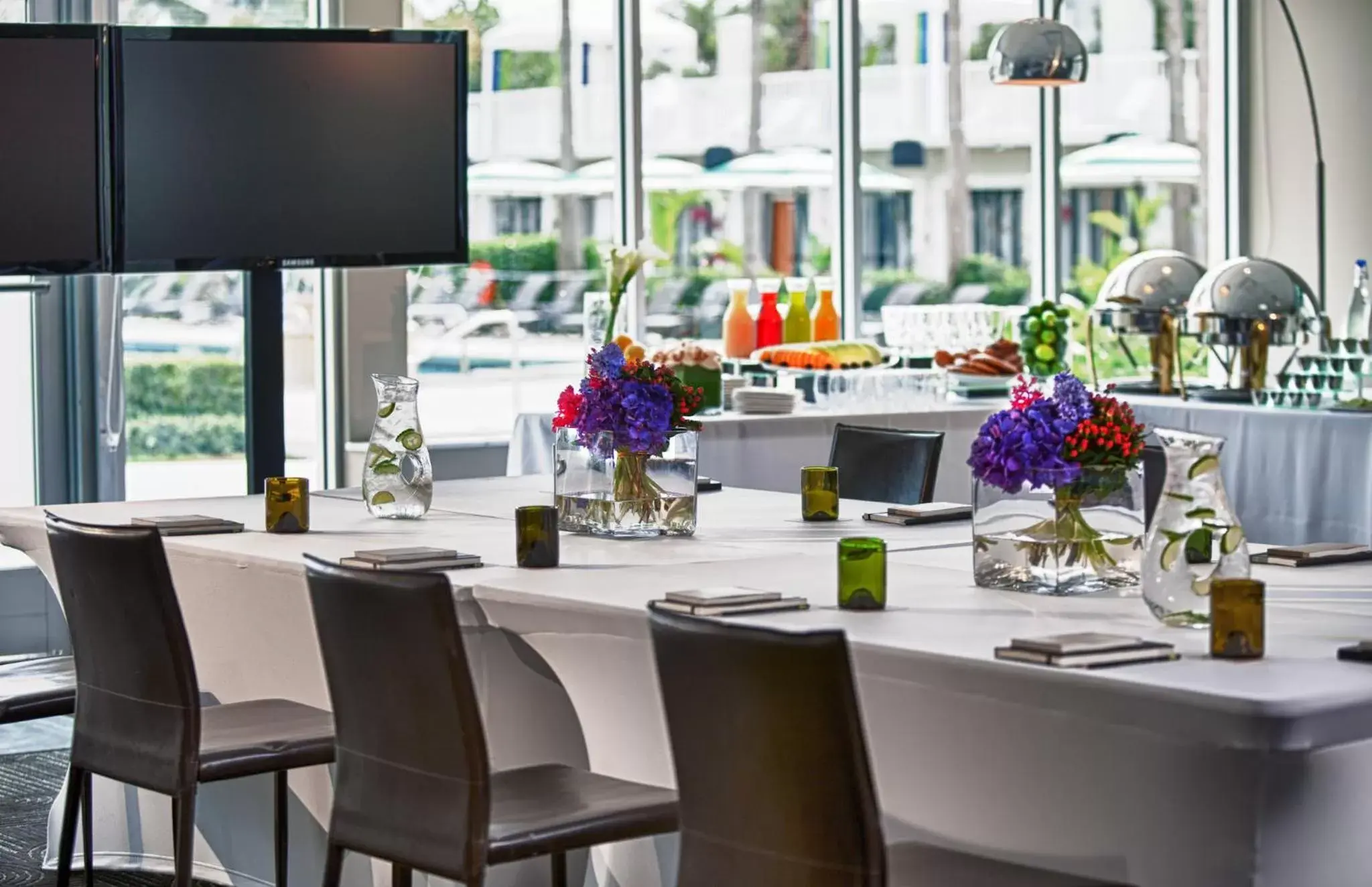 Meeting/conference room, Restaurant/Places to Eat in Kimpton Surfcomber Hotel, an IHG Hotel