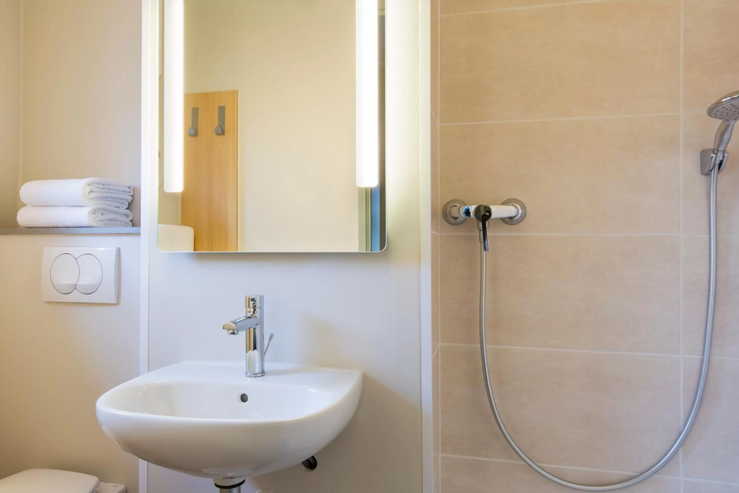 Bathroom in B&B HOTEL Rouen Centre