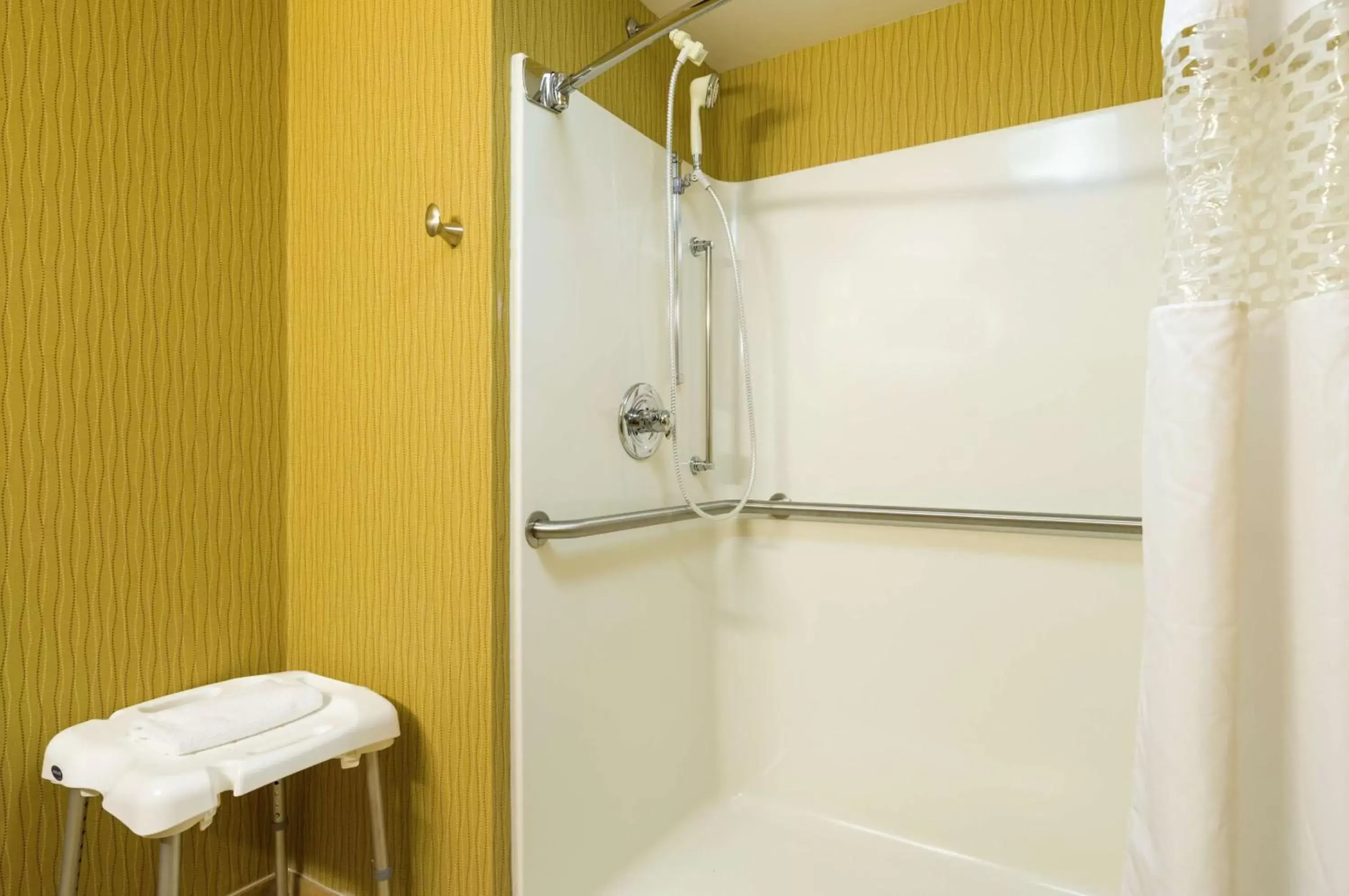 Bathroom in Hampton Inn Selinsgrove/Shamokin Dam Bathroom in Hampton Inn Selinsgrove/Shamokin Dam