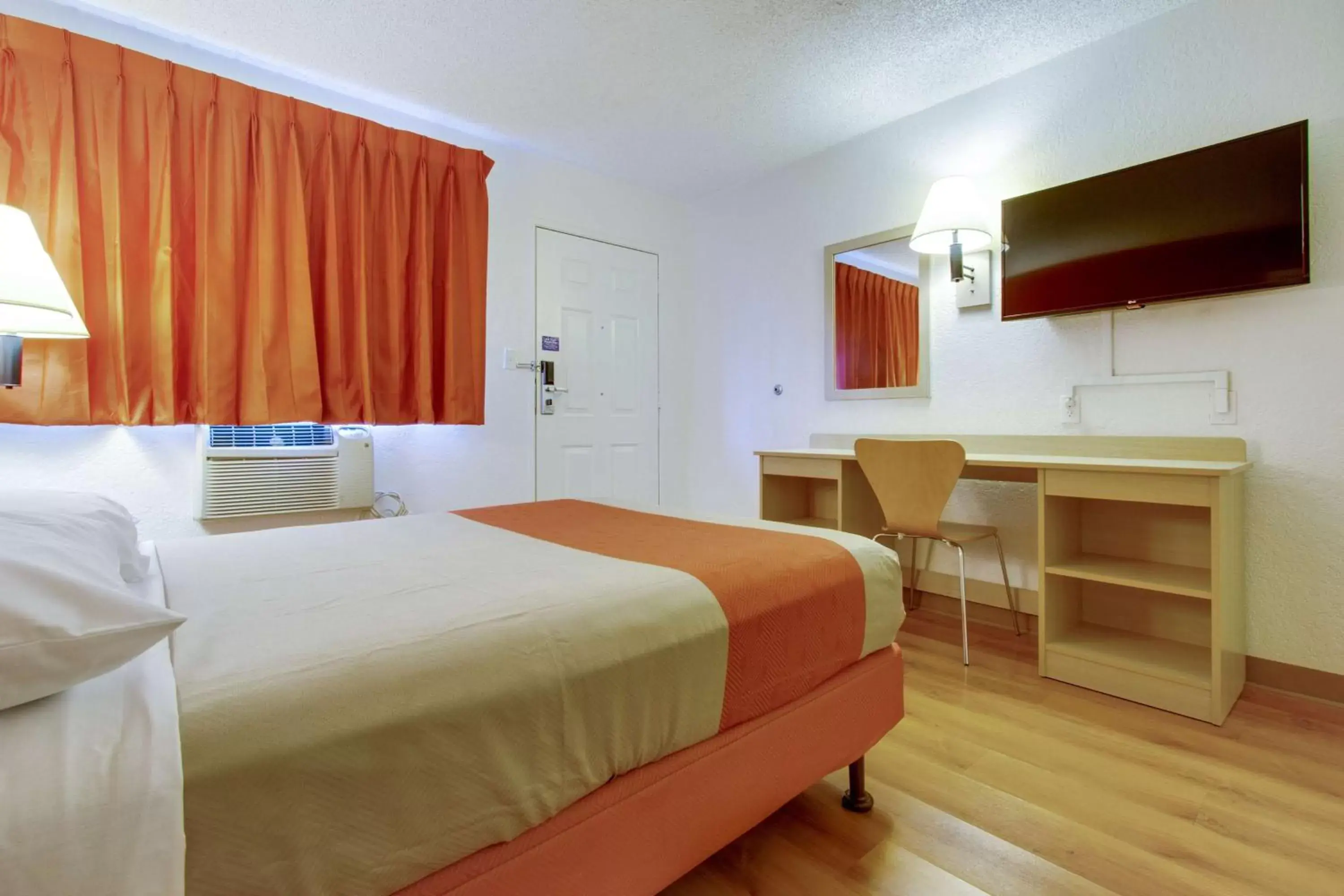 TV and multimedia, Bed in Motel 6-Tempe, AZ - Scottsdale South