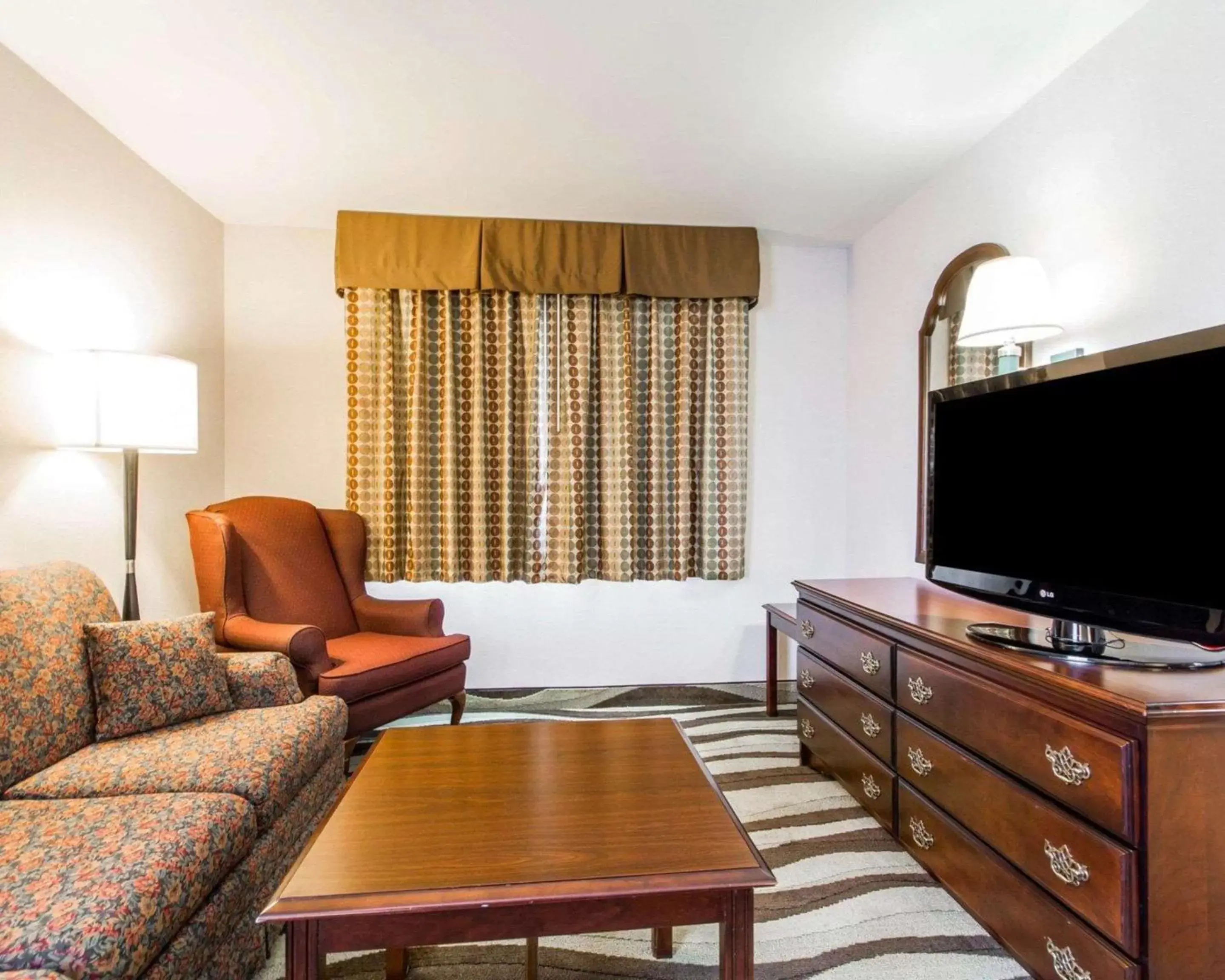Photo of the whole room, TV/Entertainment Center in Quality Inn & Suites Stoughton - Madison South