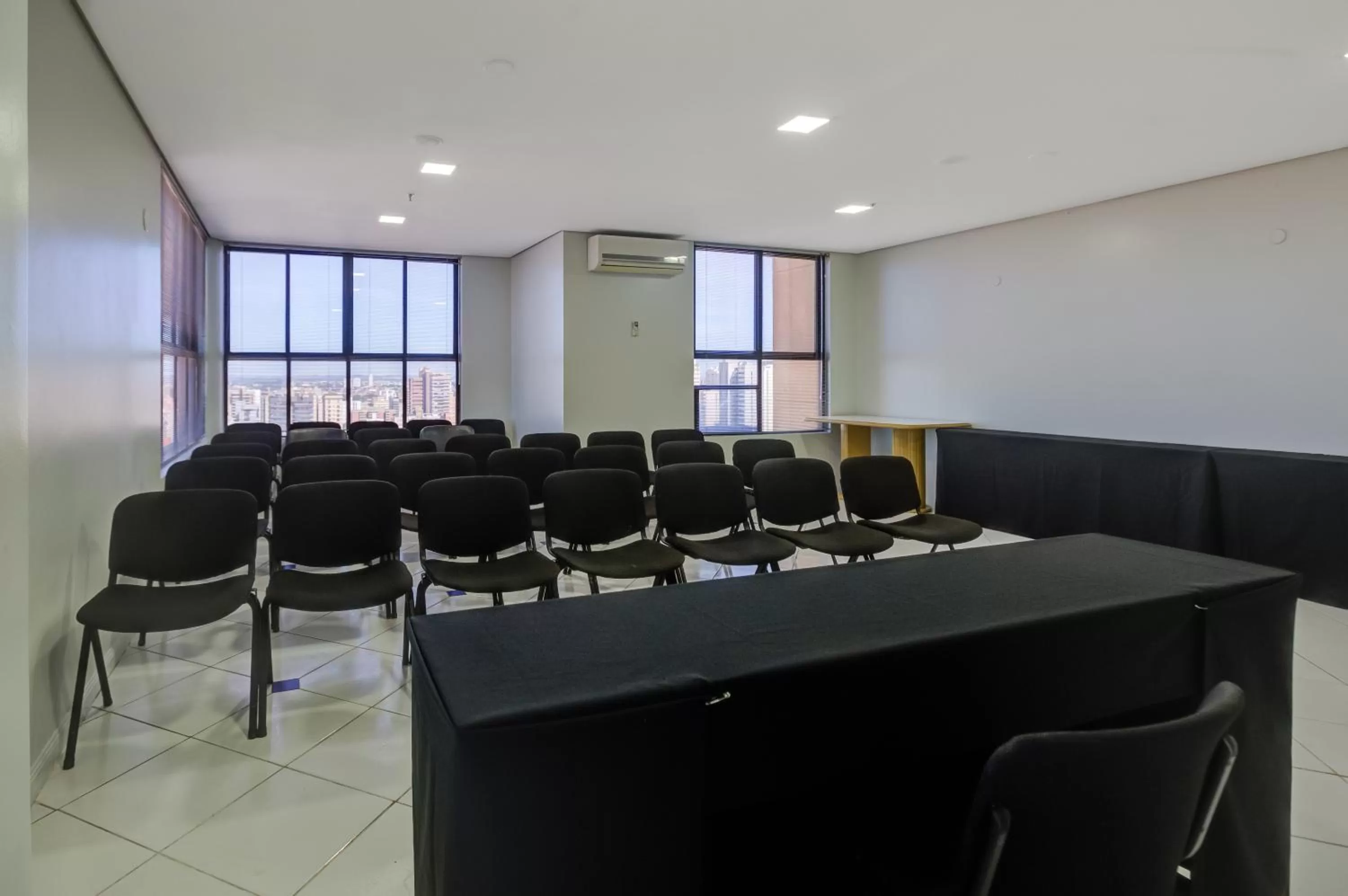 Meeting/conference room in Slaviero Londrina Flat