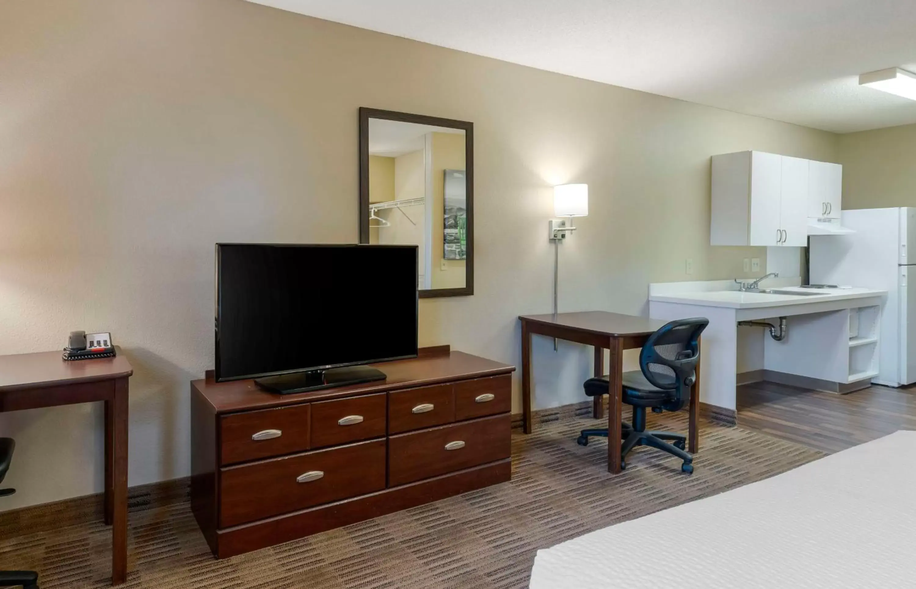 Bedroom, TV/Entertainment Center in Extended Stay America Suites - Fremont - Warm Springs