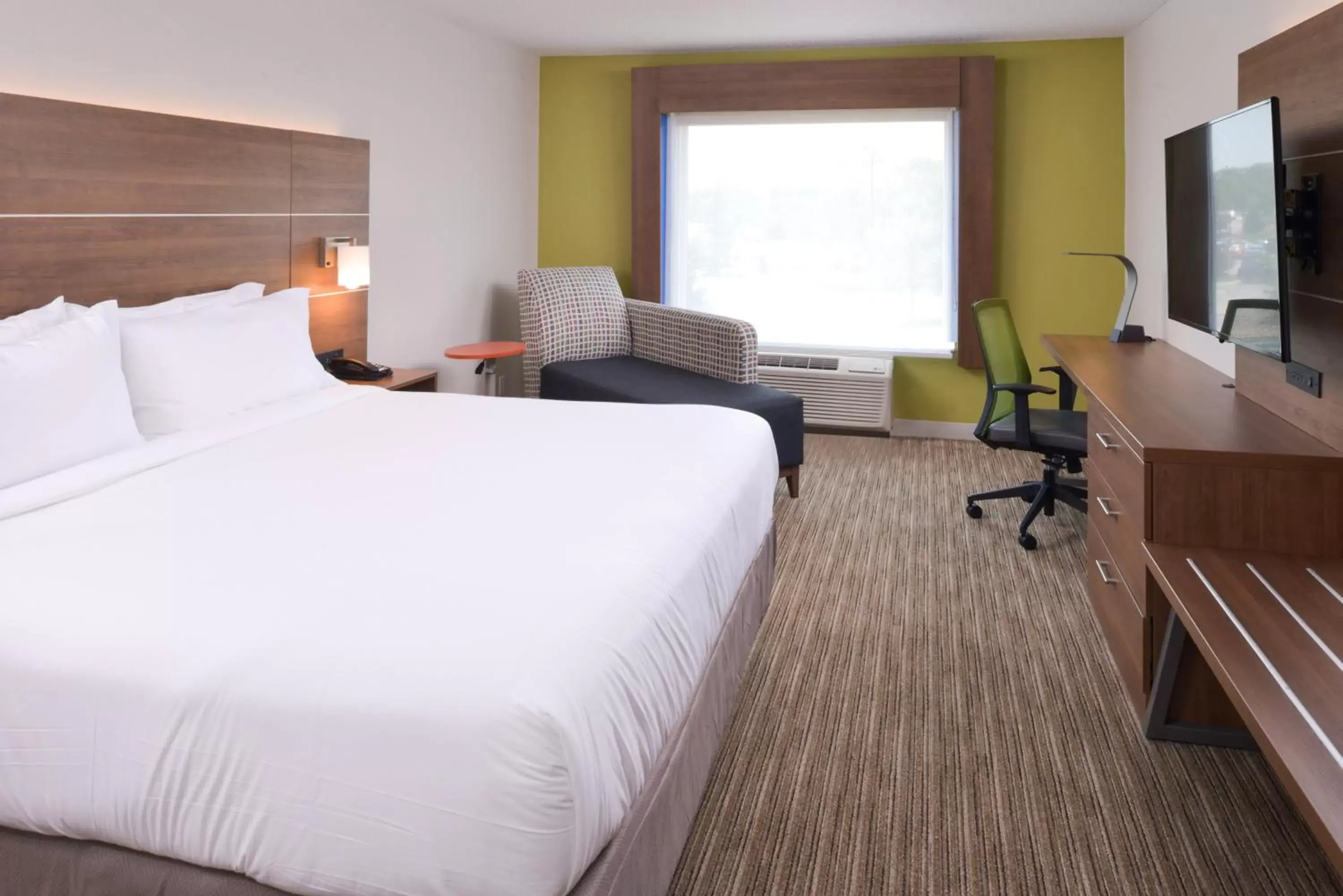 Photo of the whole room, Bed in Holiday Inn Express & Suites - Omaha - 120th and Maple, an IHG Hotel