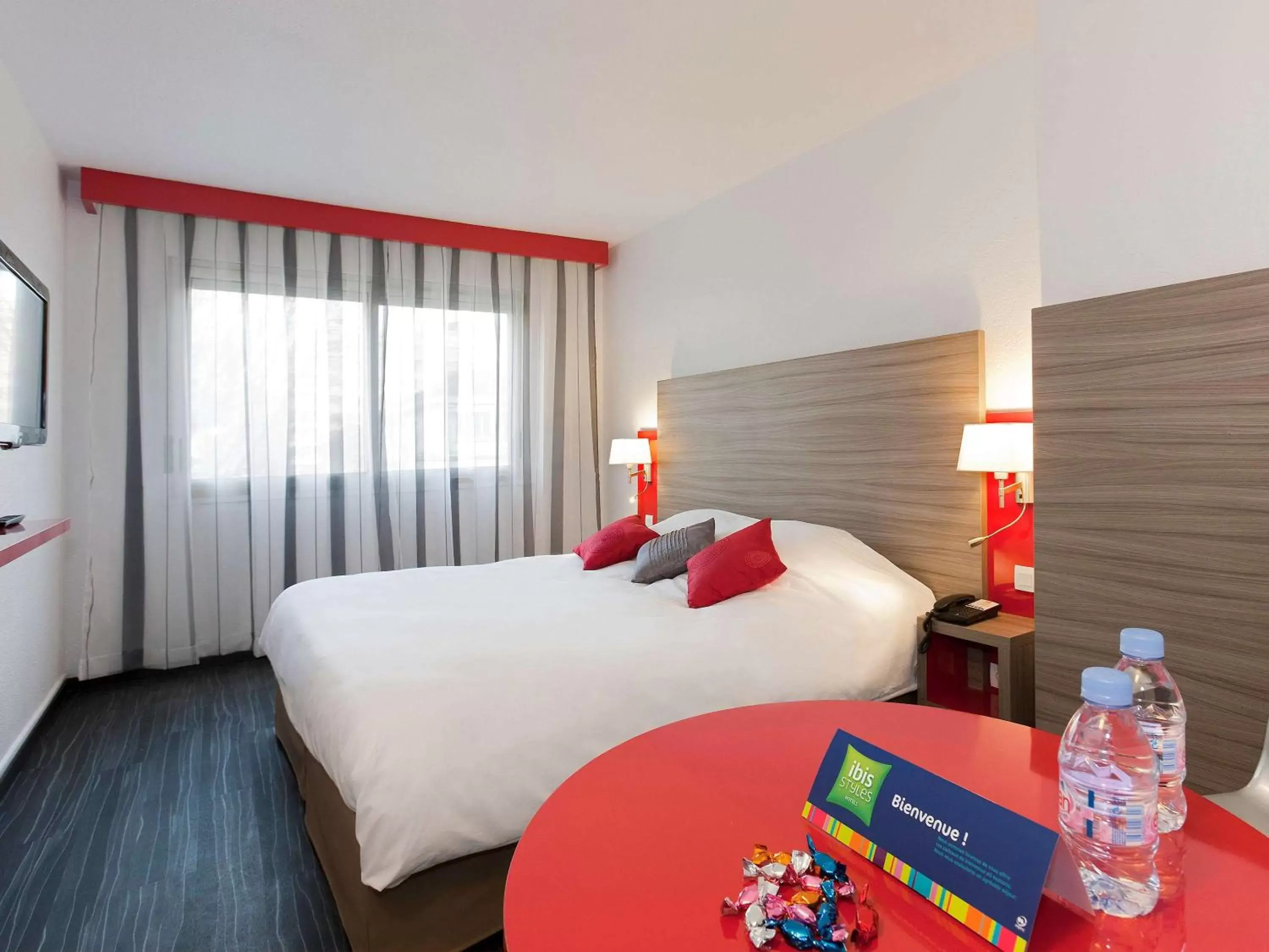 Photo of the whole room, Bed in ibis Styles Grenoble Centre Gare