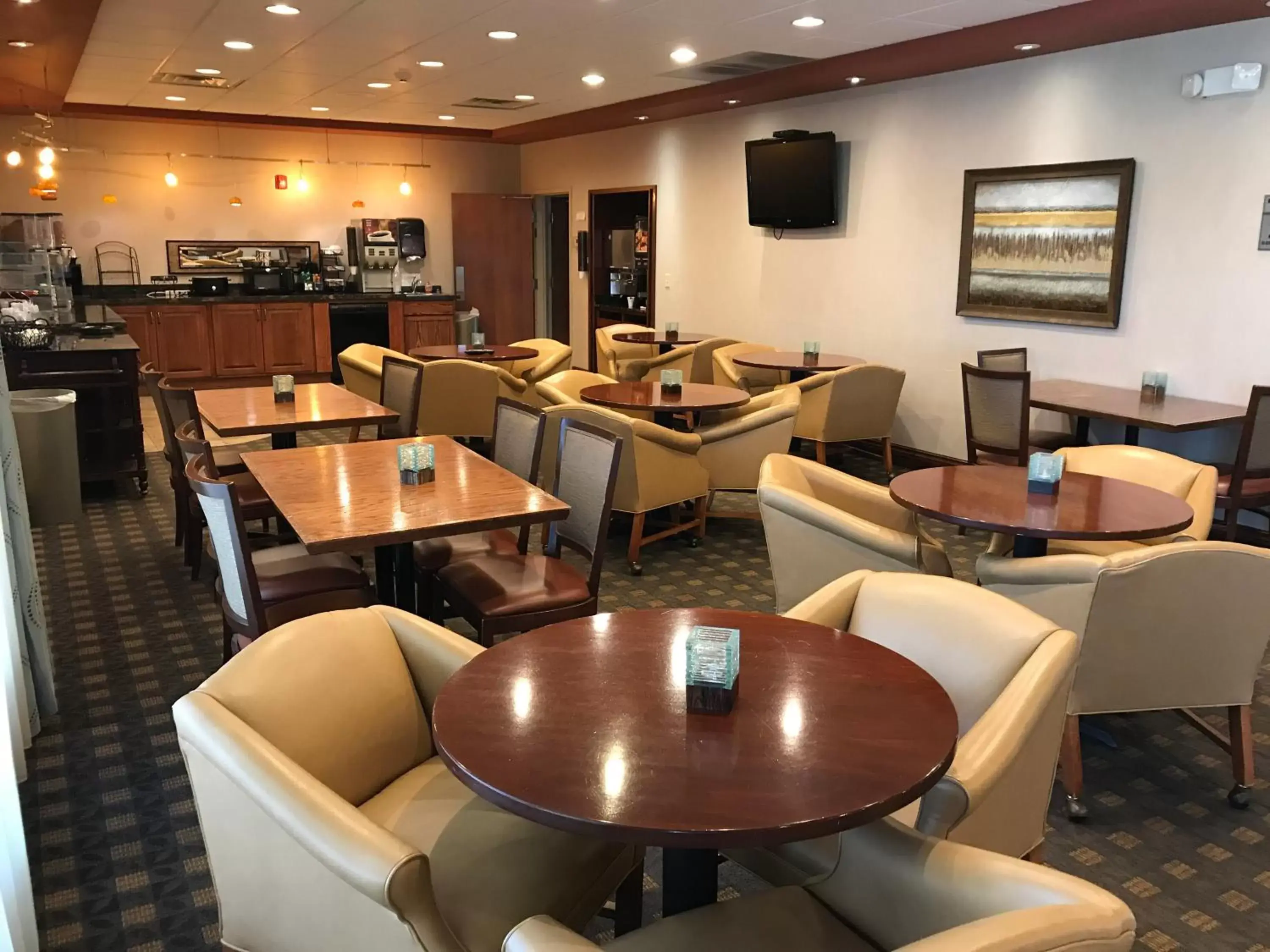 Lobby or reception, Restaurant/Places to Eat in Norfolk Country Inn and Suites