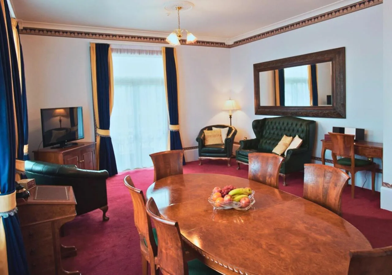 TV and multimedia in The County Hotel