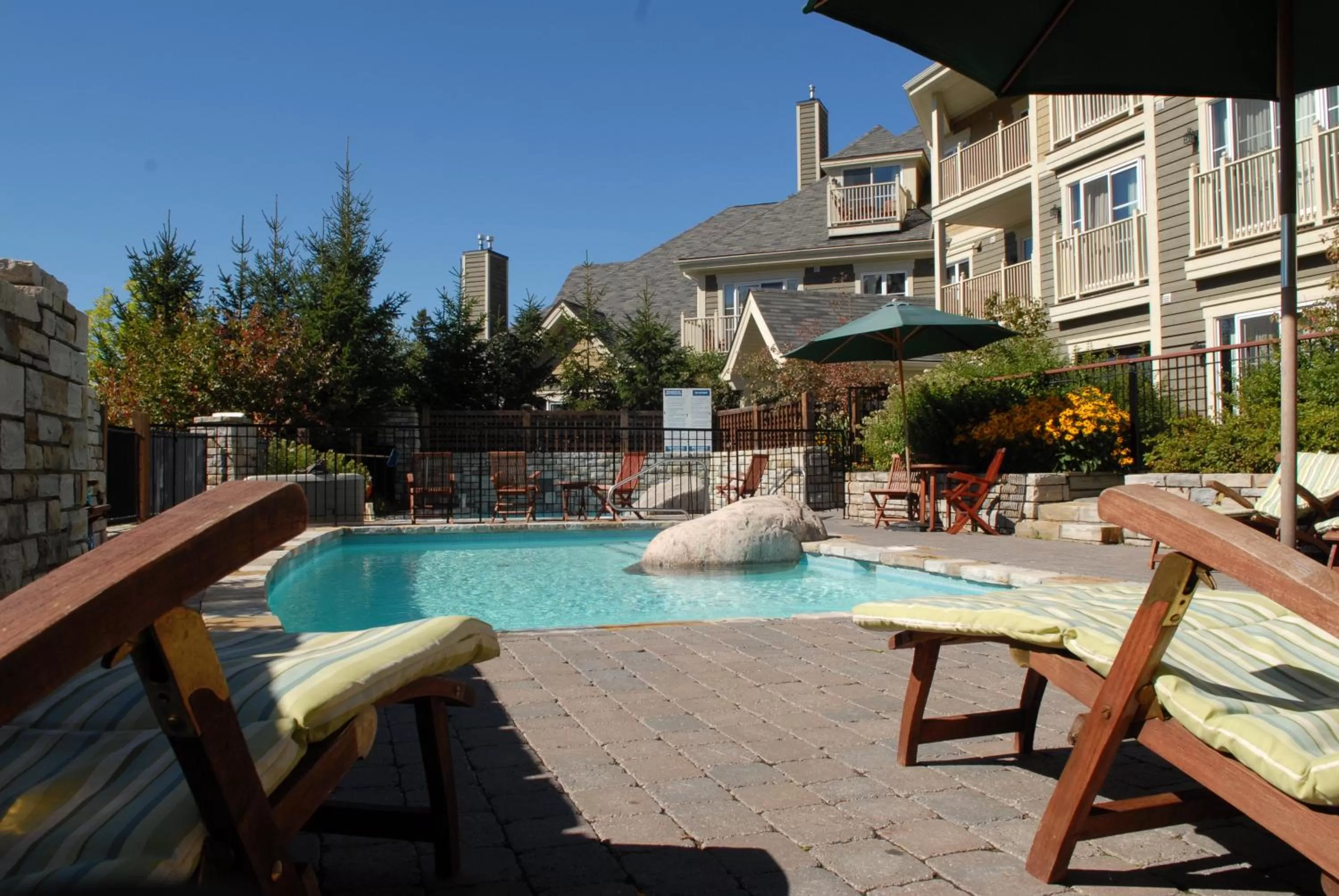 Pool view in Ermitage du Lac
