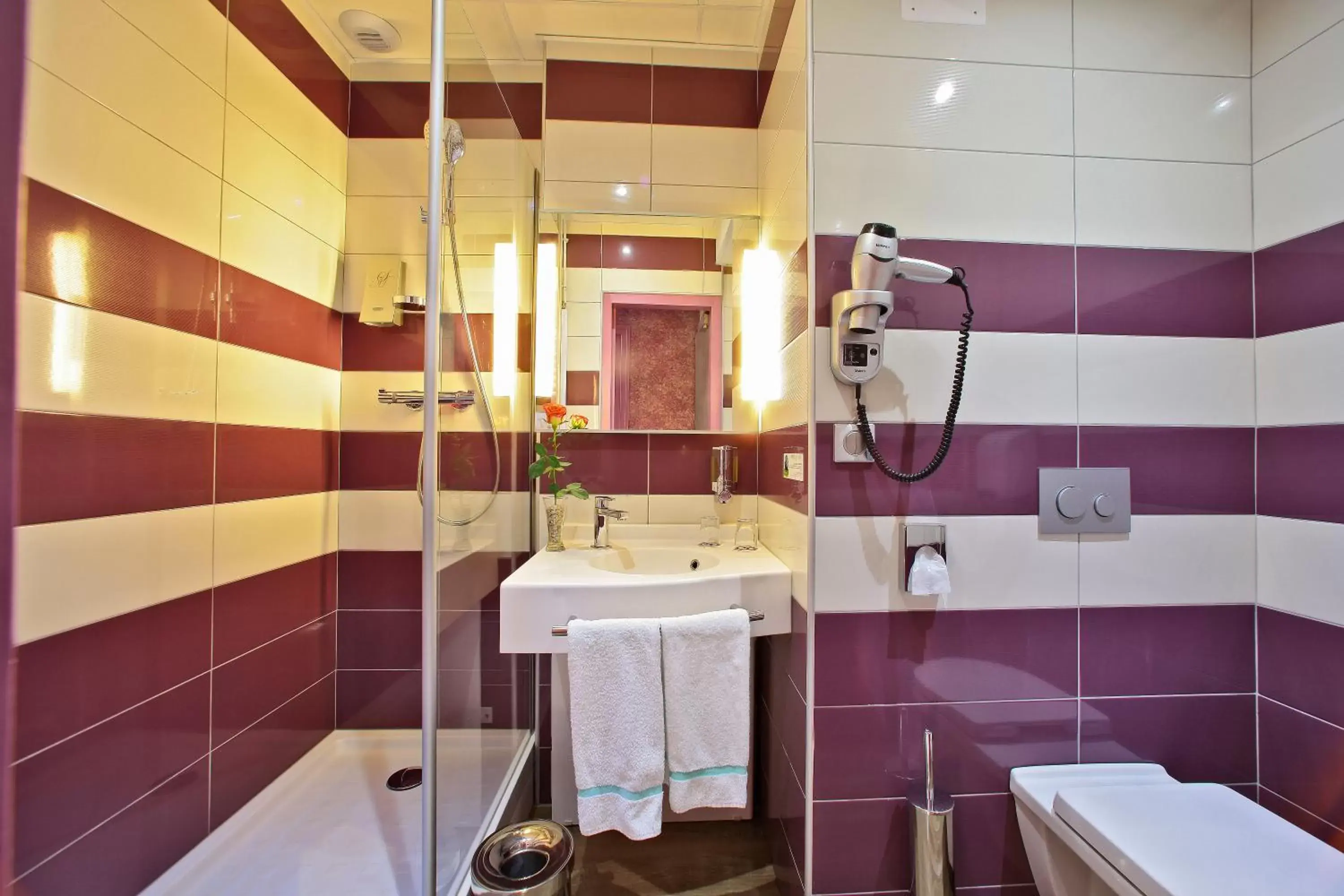 Bathroom in The Originals City - Hôtel Saint-Martial, Limoges Centre