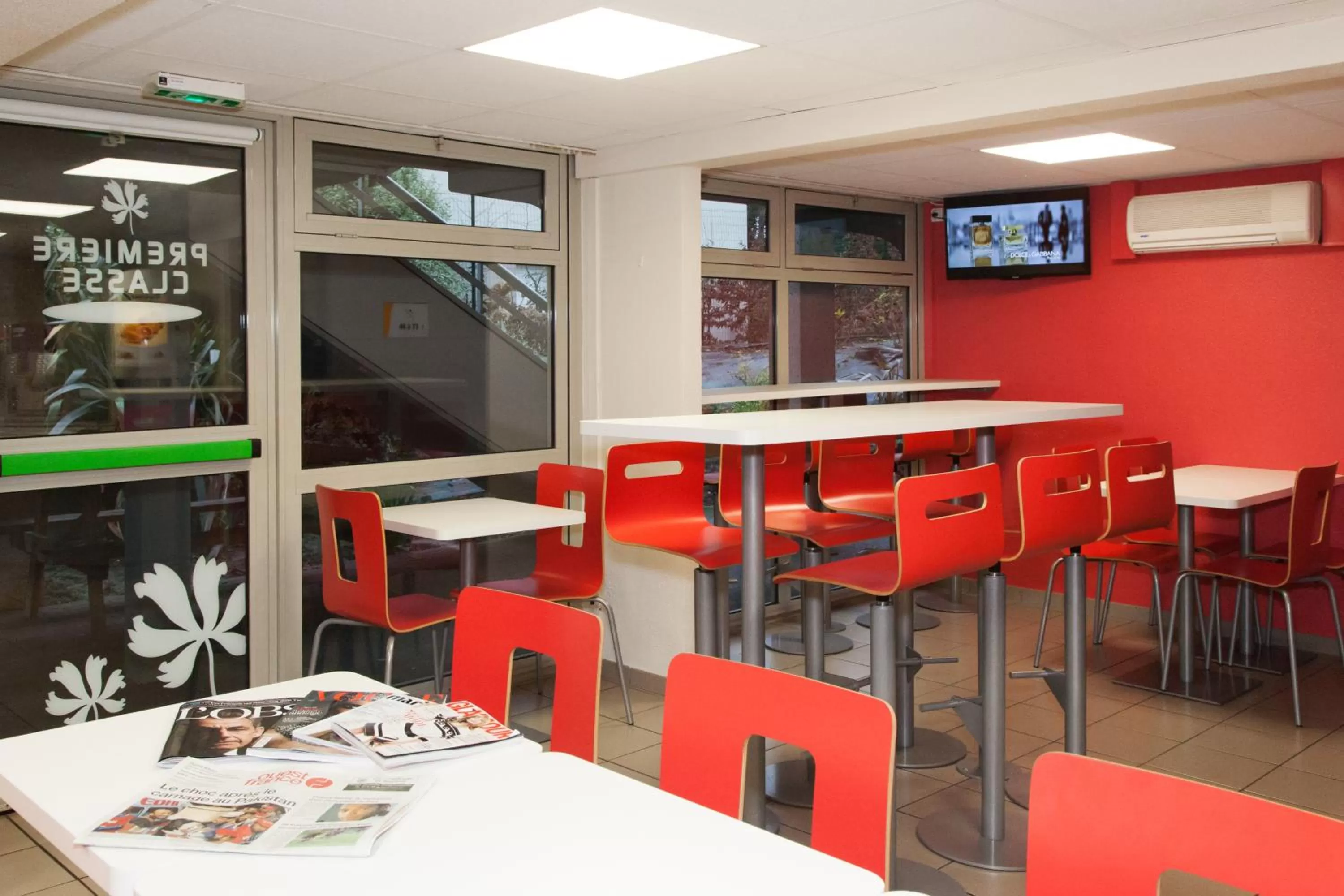 Lounge or bar in Premiere Classe Saint Malo St Jouan Des Guerets