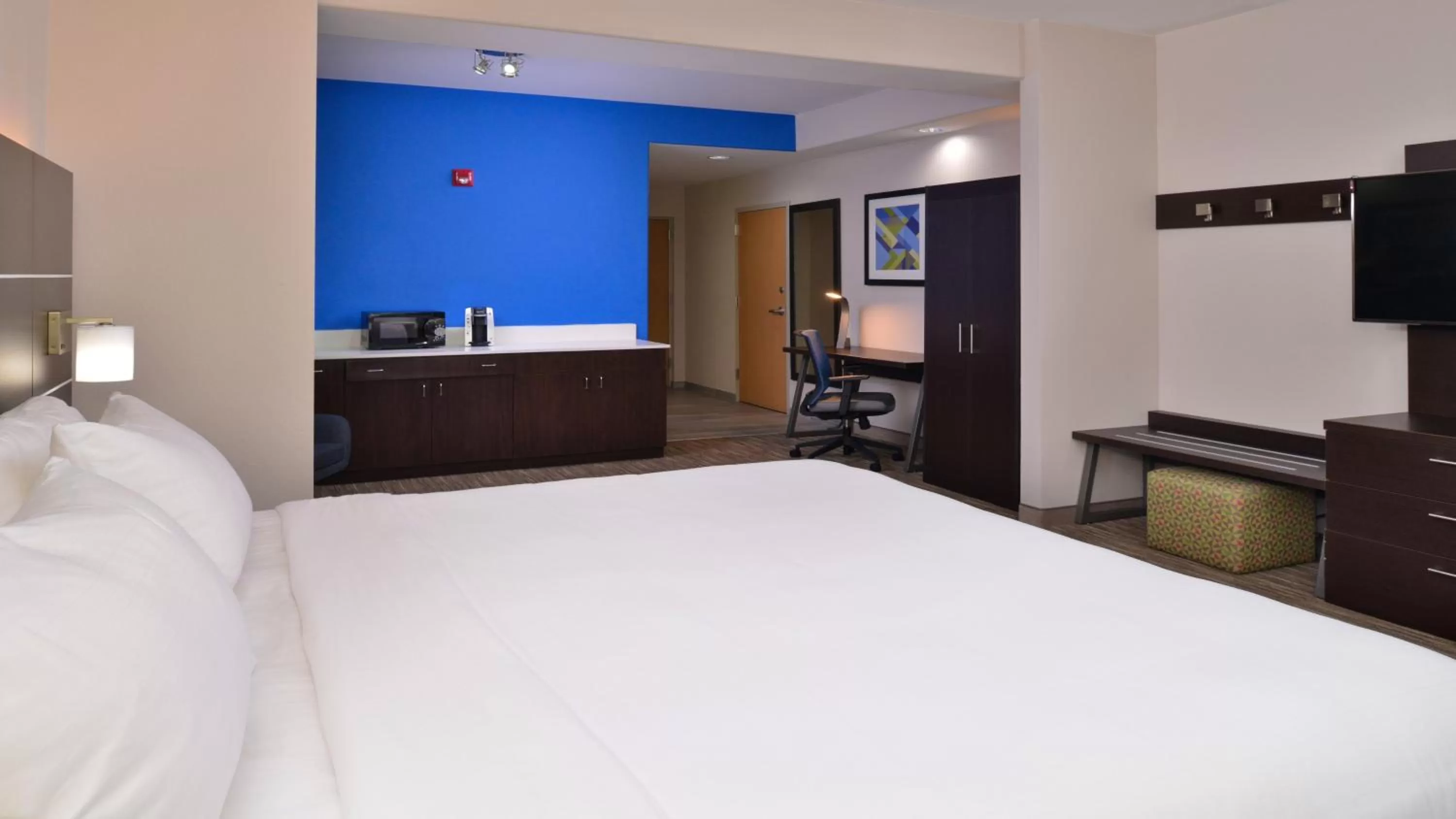 Photo of the whole room, Bed in Holiday Inn Express Hotel & Suites La Place by IHG