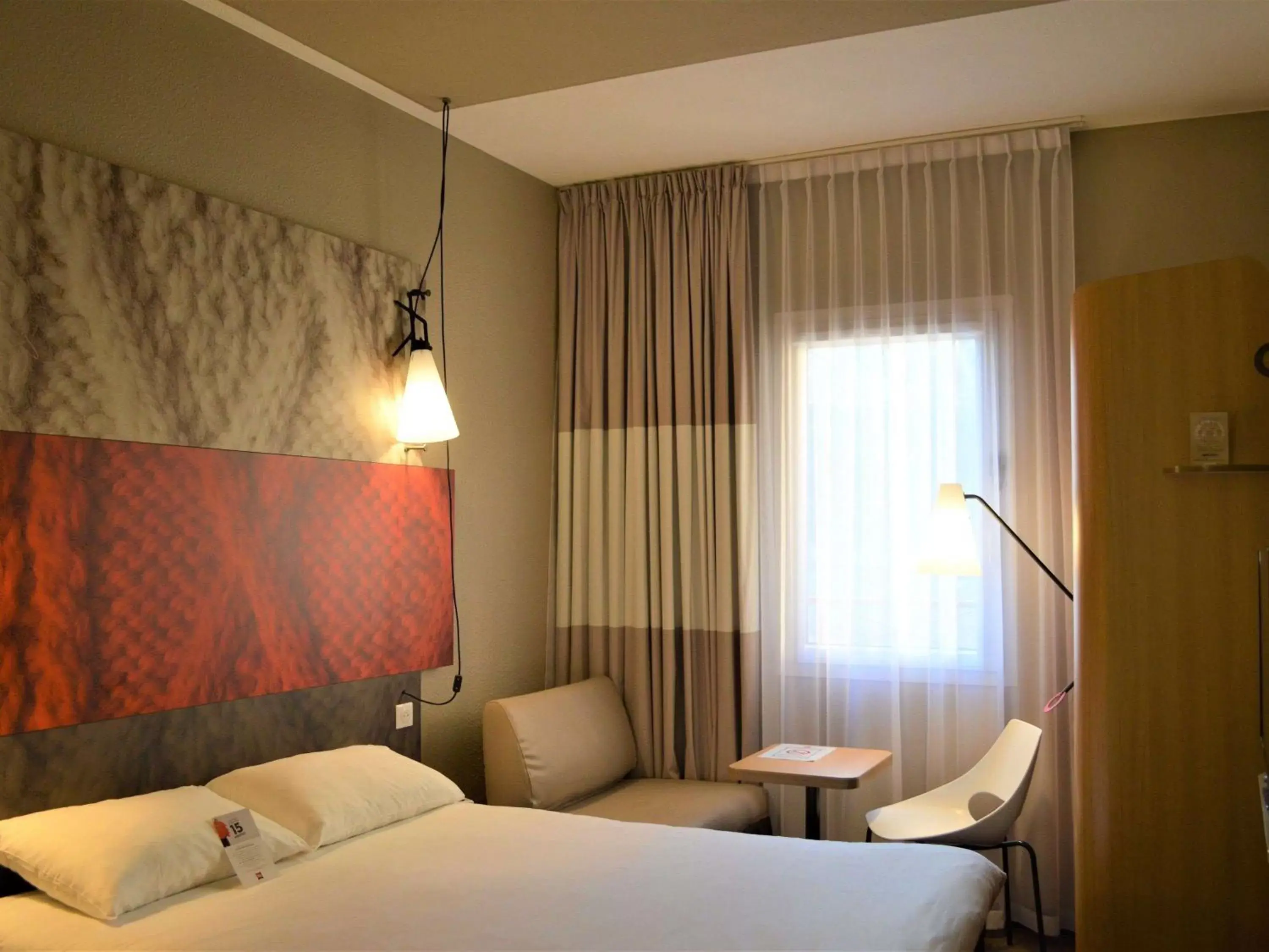 Photo of the whole room, Bed in ibis Honfleur