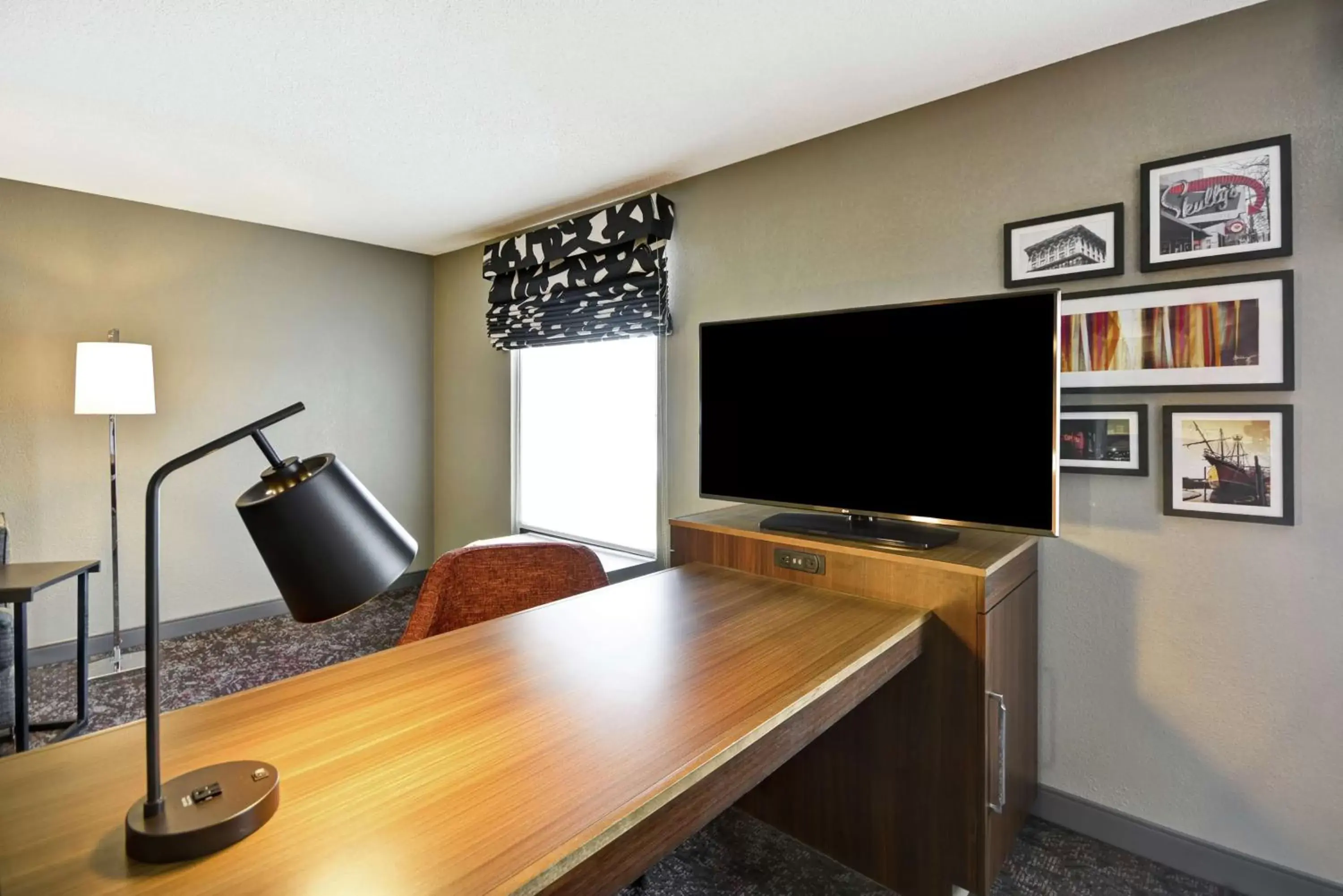 Bedroom, TV/Entertainment Center in Hampton Inn & Suites Columbus-Easton Area