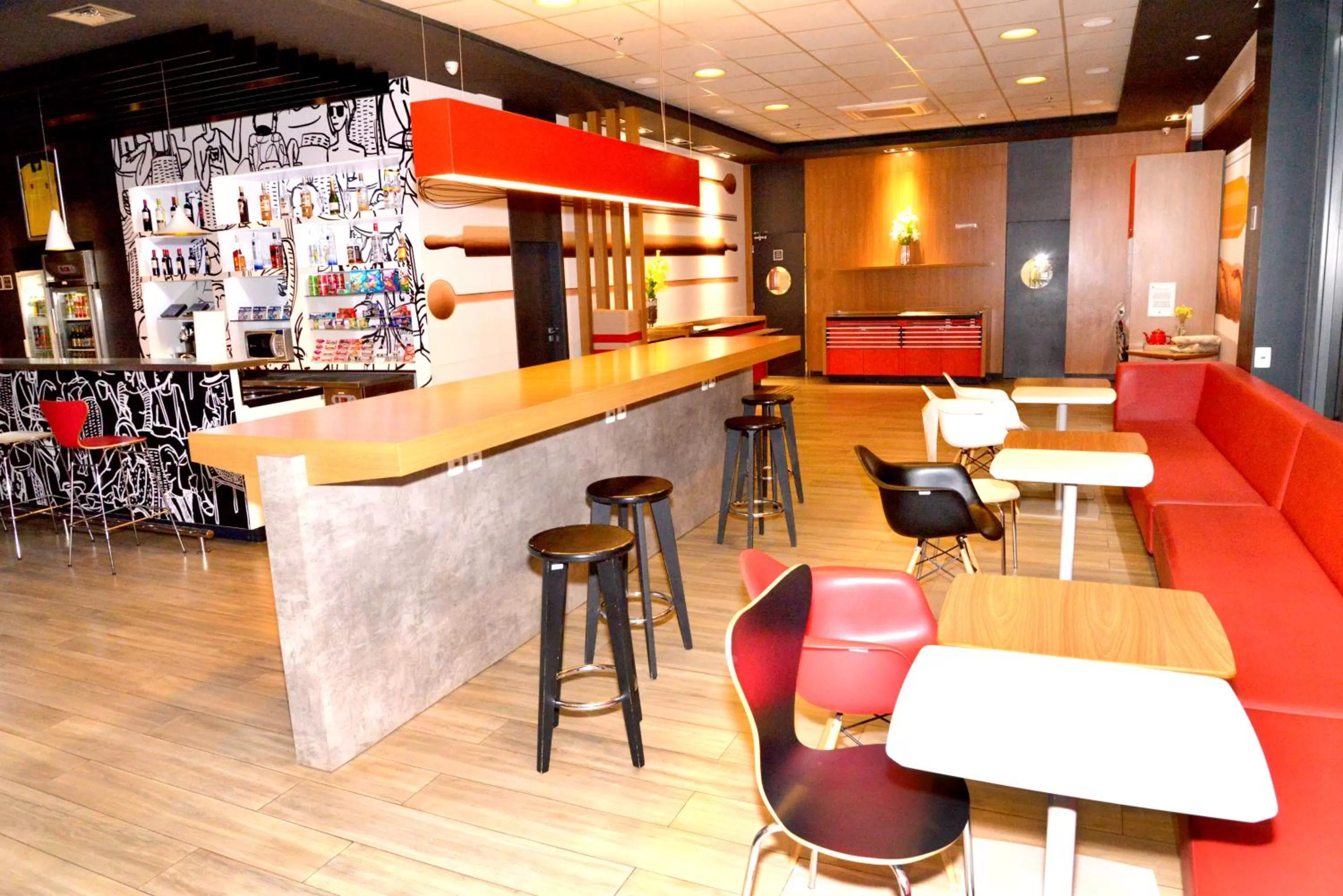 Restaurant/places to eat in ibis Jatai