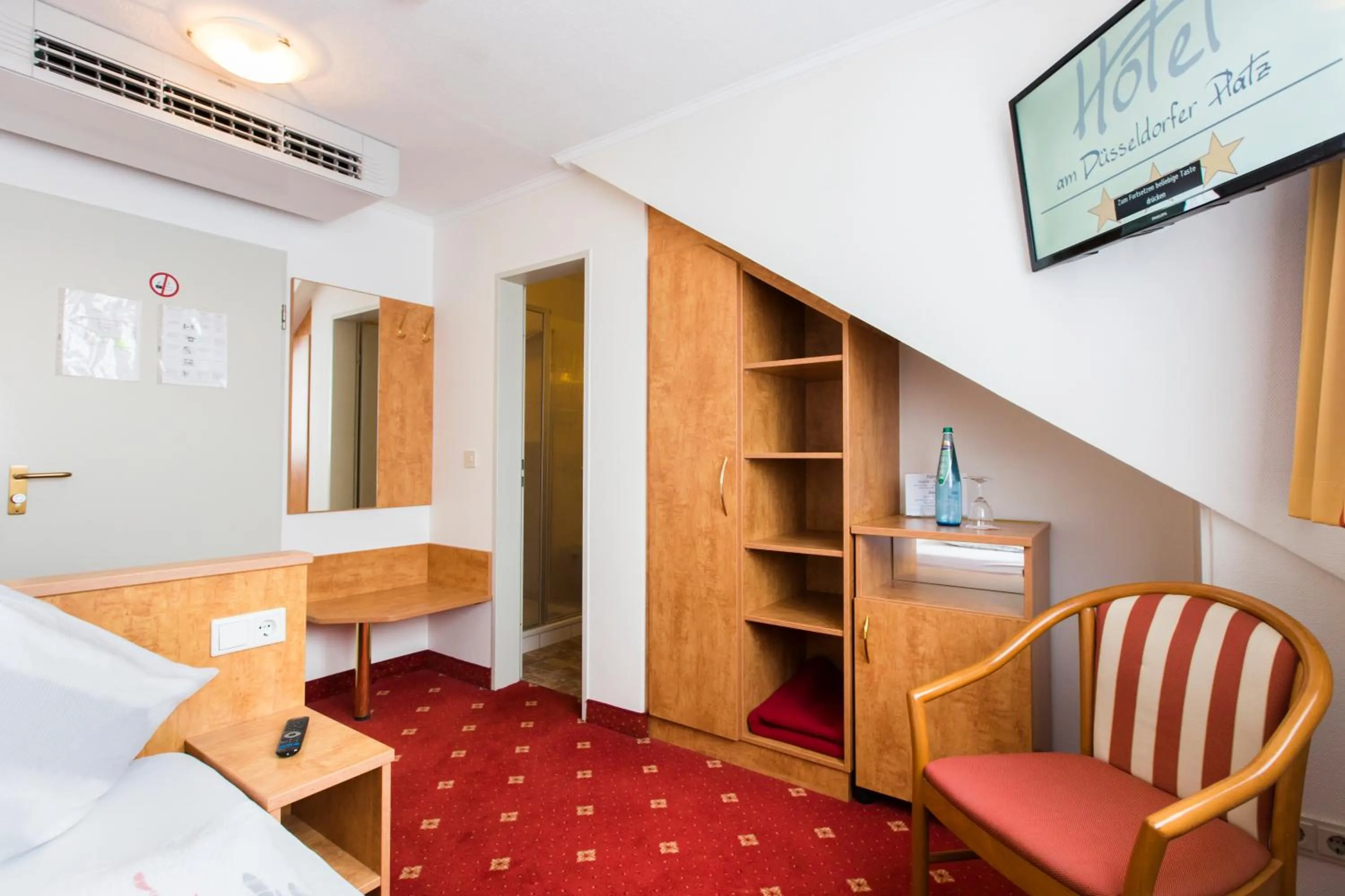 Photo of the whole room, Bed in Hotel Am Düsseldorfer Platz