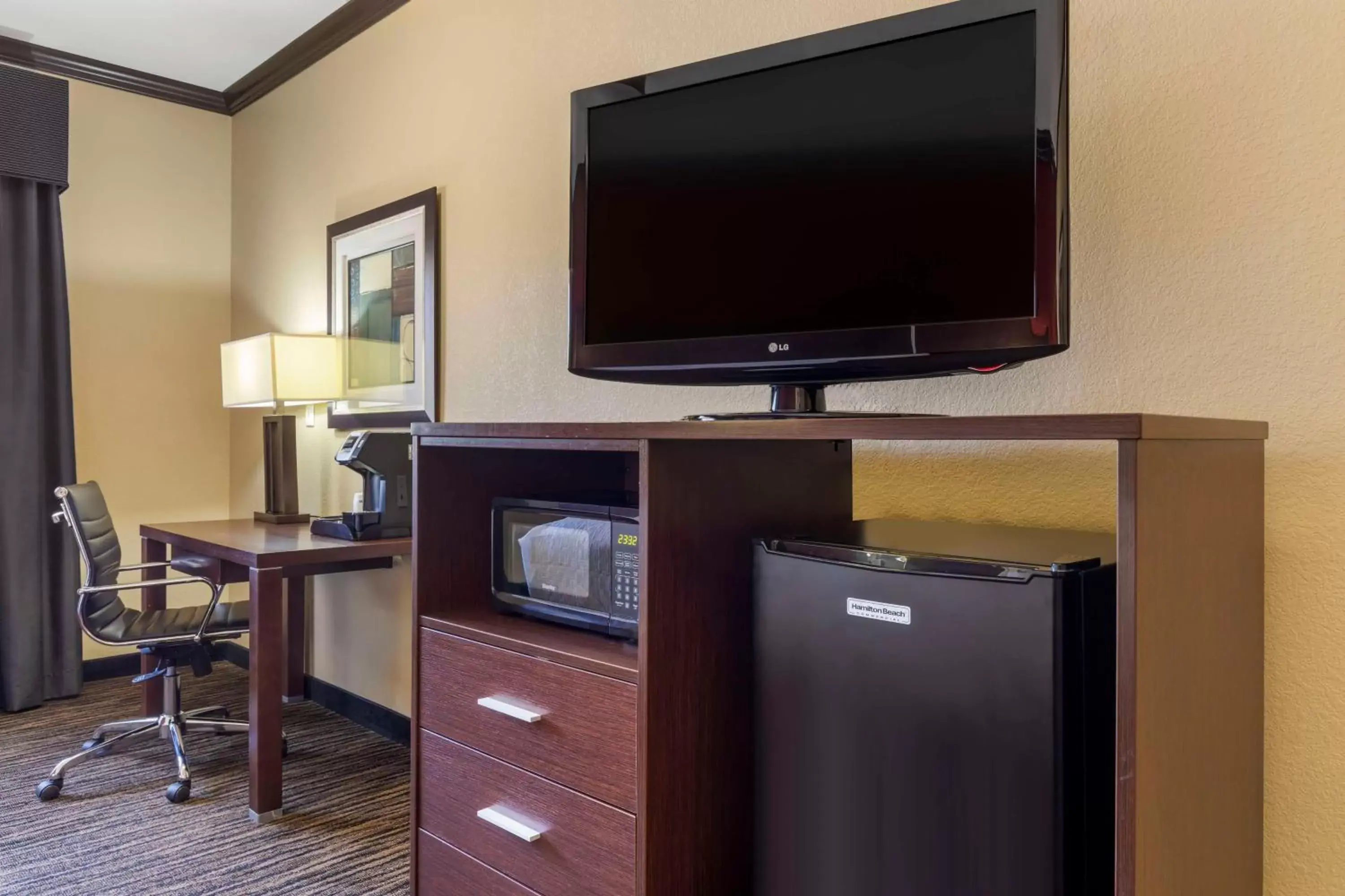 Bedroom, TV/Entertainment Center in Best Western Plus Classic Inn and Suites