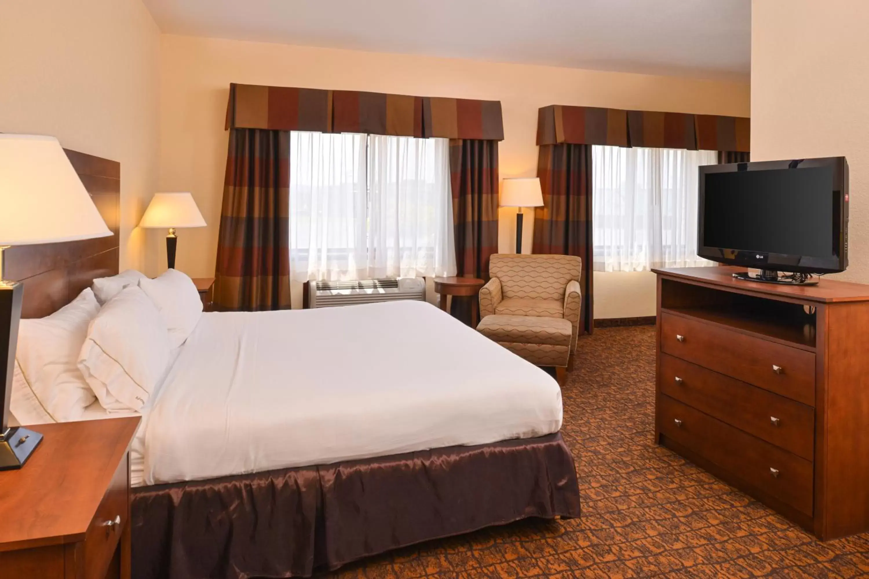 Bedroom, Bed in Holiday Inn Express Morgantown, an IHG Hotel
