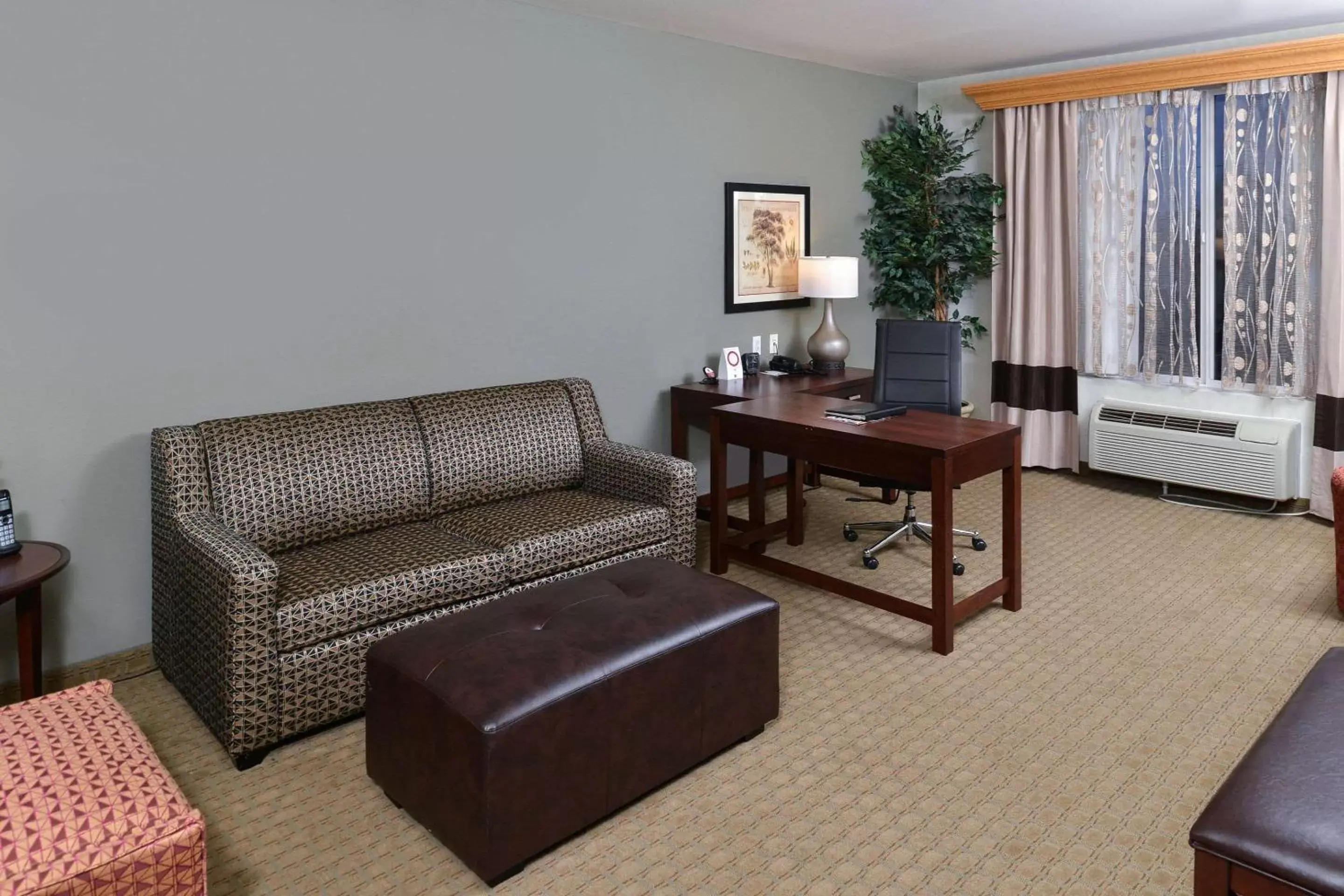 Photo of the whole room, Seating Area in Comfort Suites Airport Tukwila Seattle