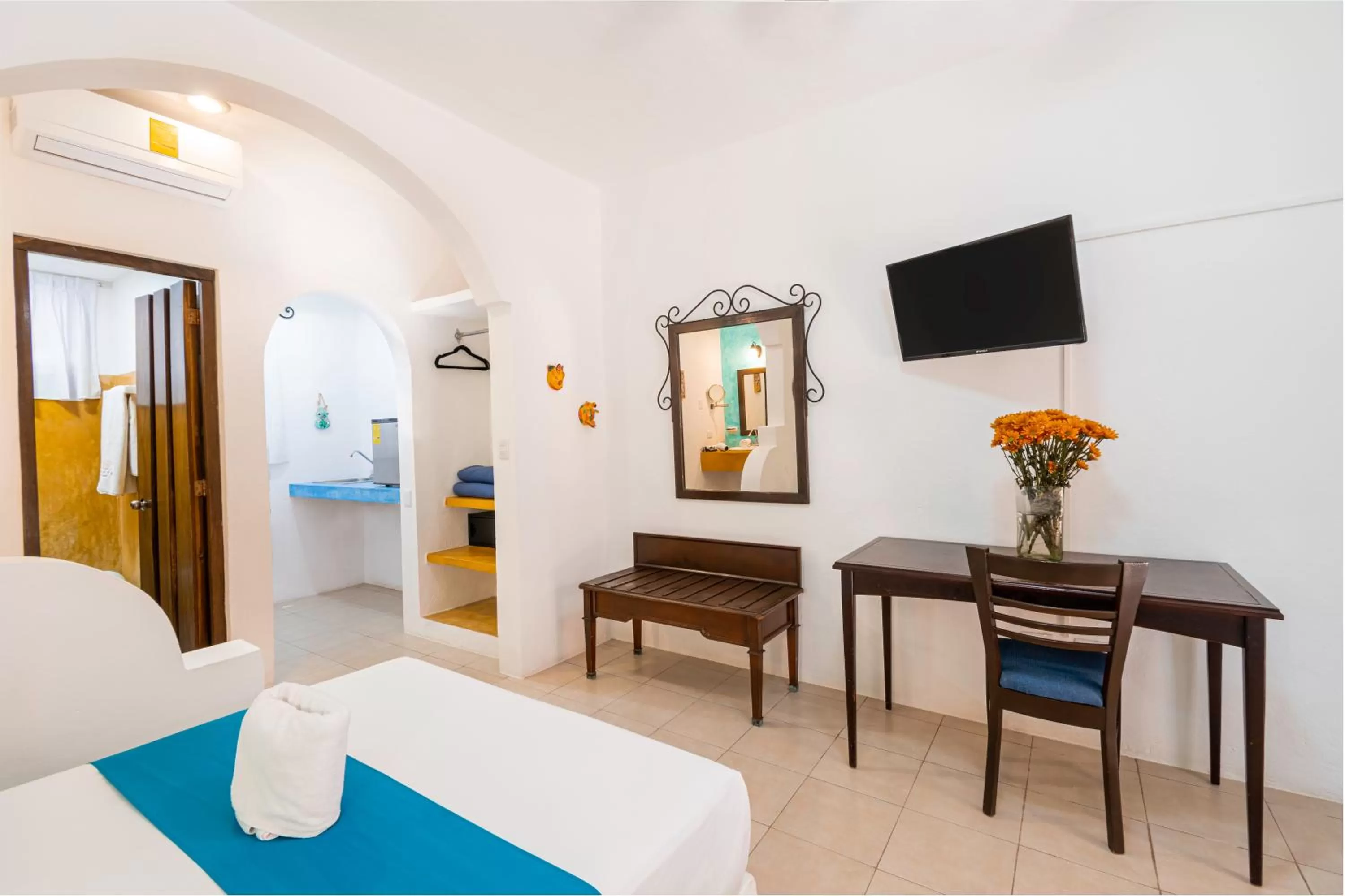 Photo of the whole room, Bed in Hotel Casa de las Flores