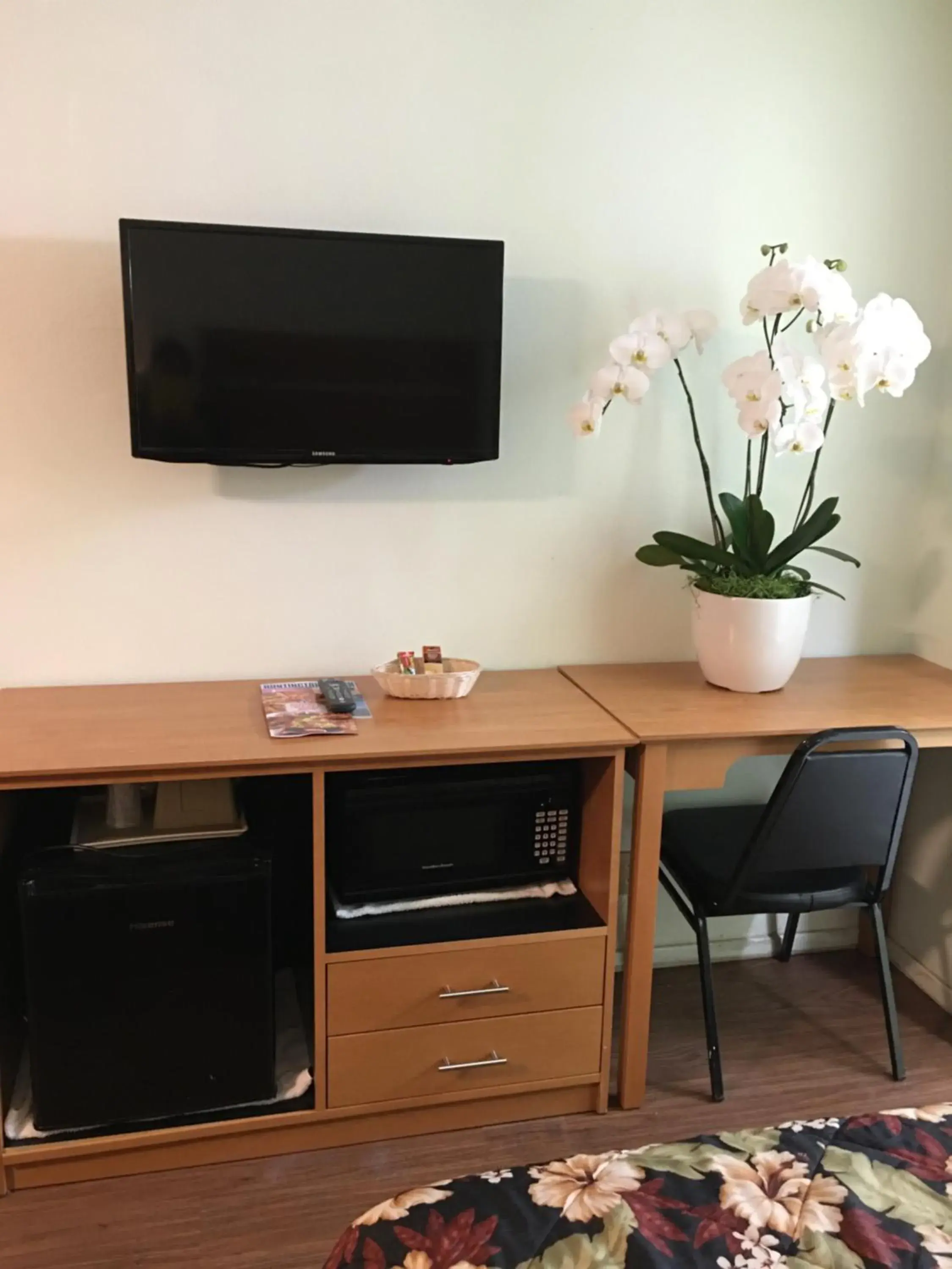 TV and multimedia, TV/Entertainment Center in OceanView Motel