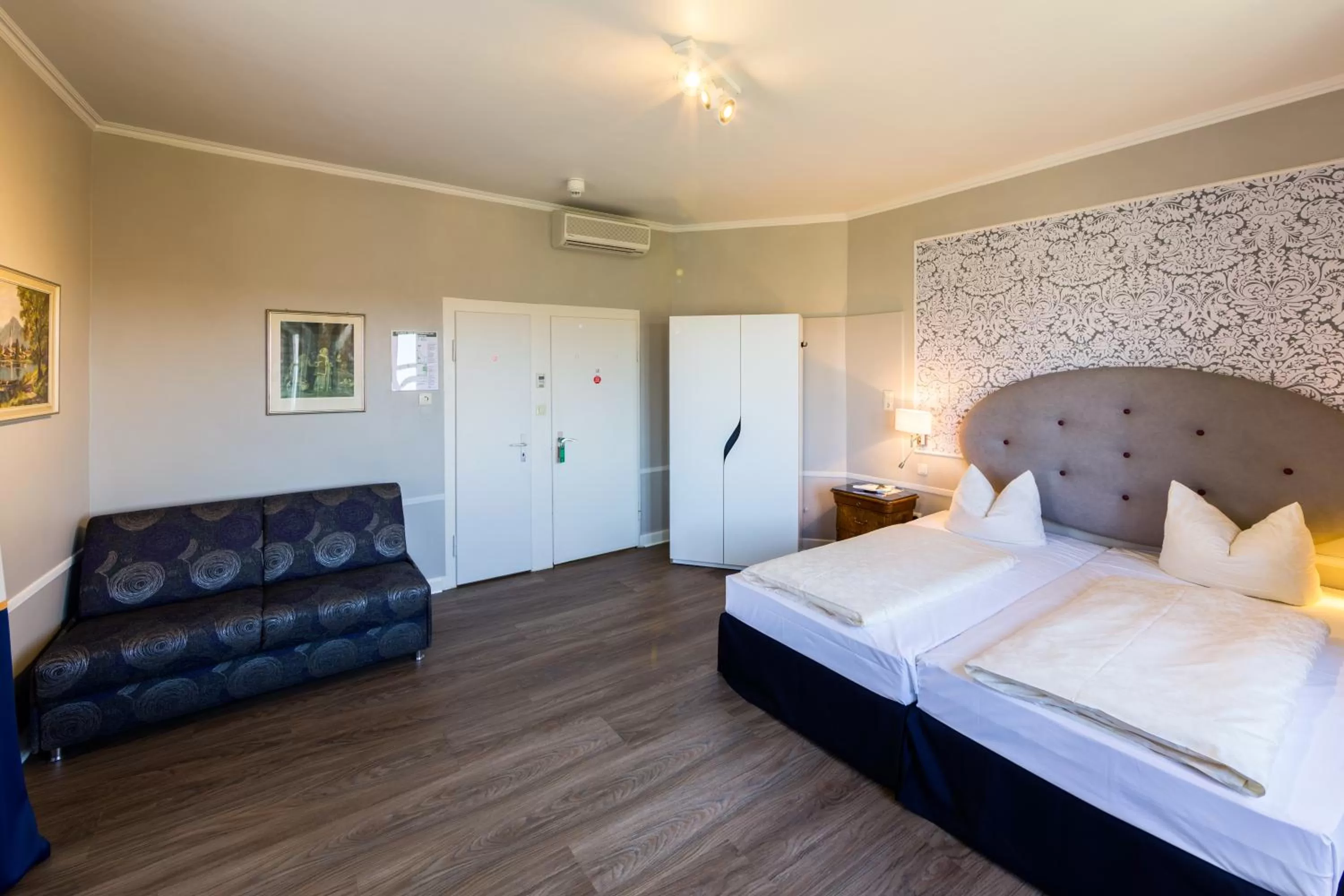 Seating area, Bed in Historik Hotel Goldener Hirsch Rothenburg