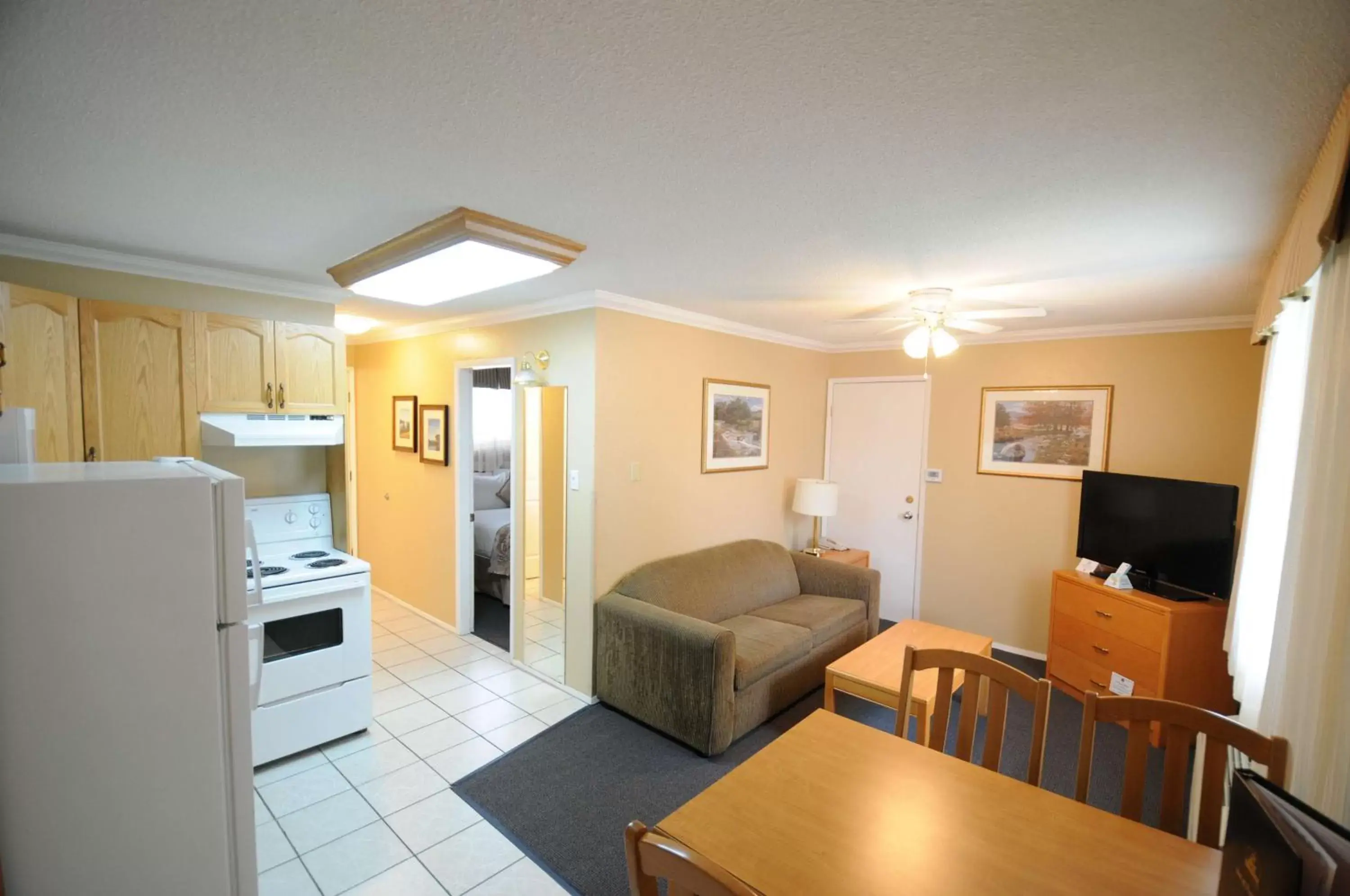 Photo of the whole room, Seating Area in Best Western Inn at Penticton