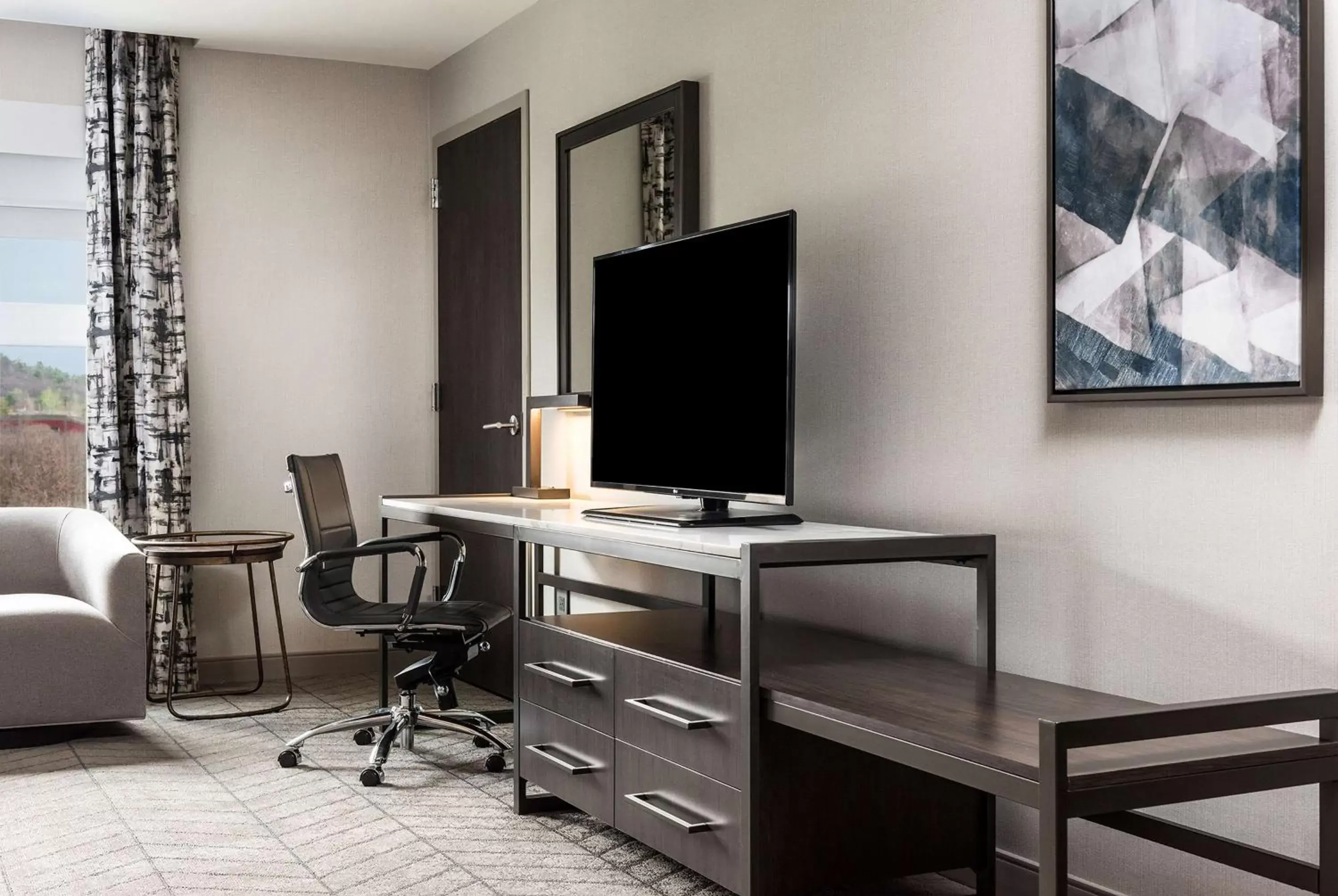 Bedroom, TV/Entertainment Center in Hilton Garden Inn Hanover Lebanon