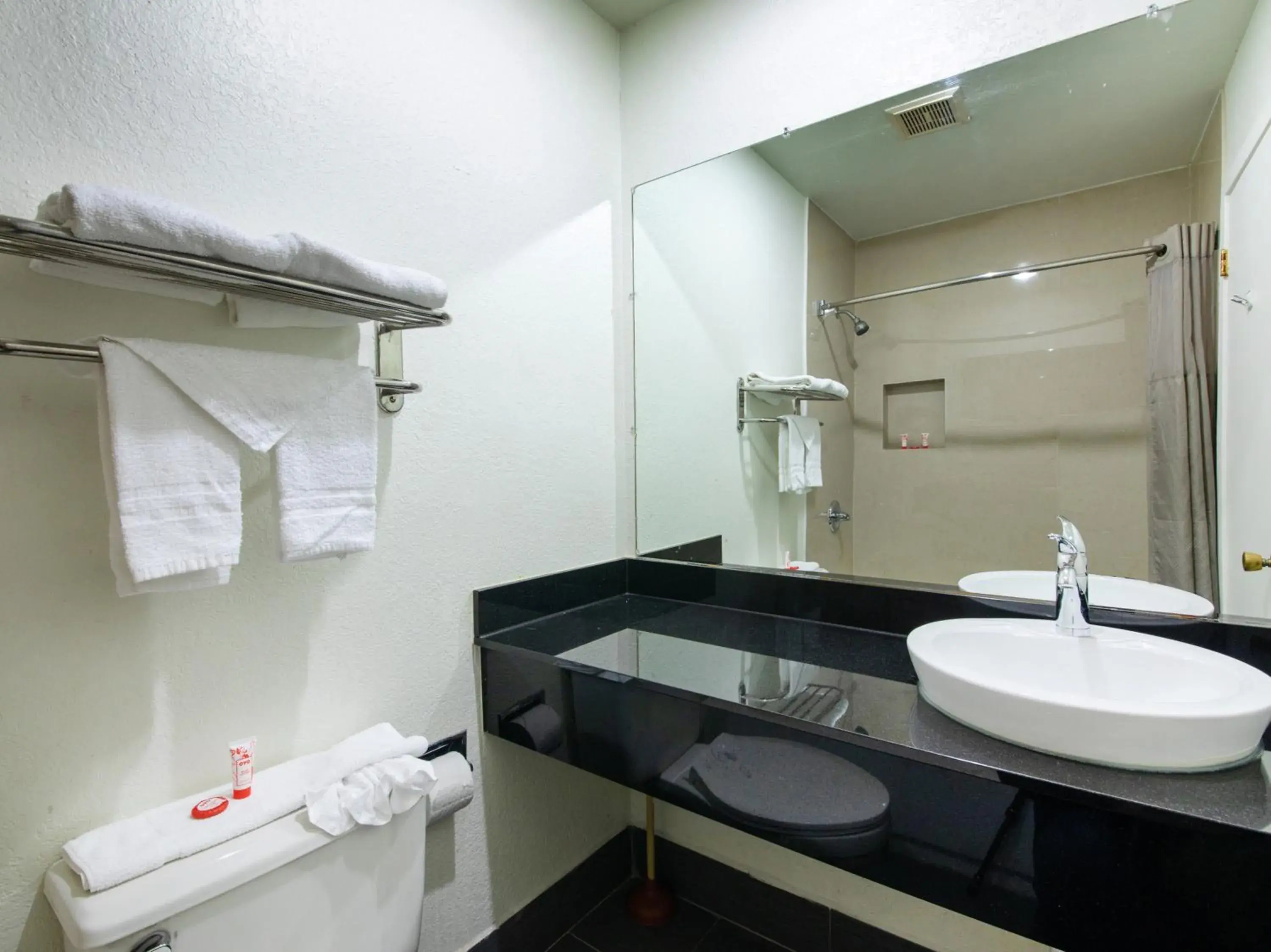 Bathroom in OYO Hotel Irving DFW Airport North