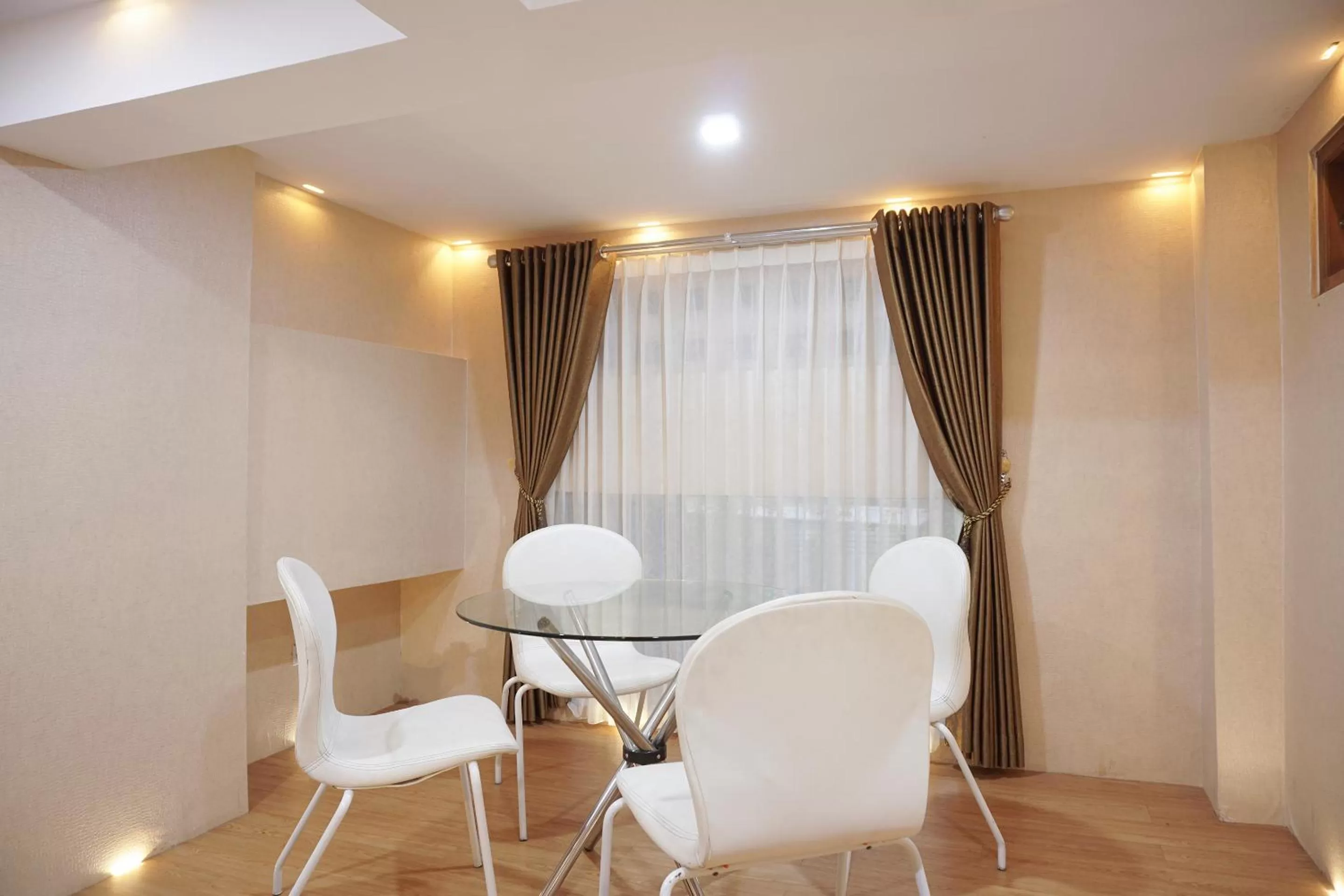 Communal lounge/ TV room in Hotel O Rafitha Homestay