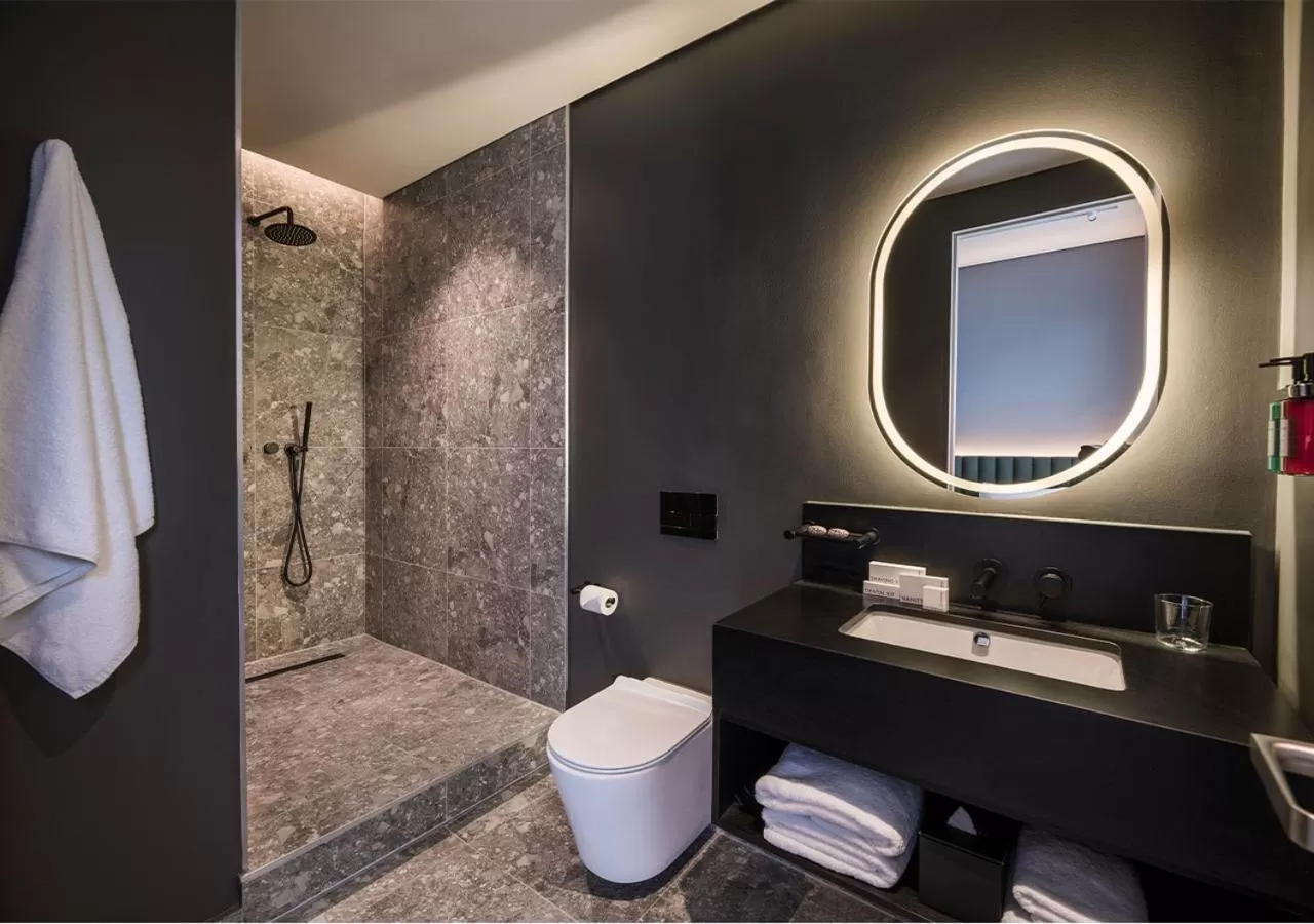 Shower in The Rockefeller Hotel by NEWMARK