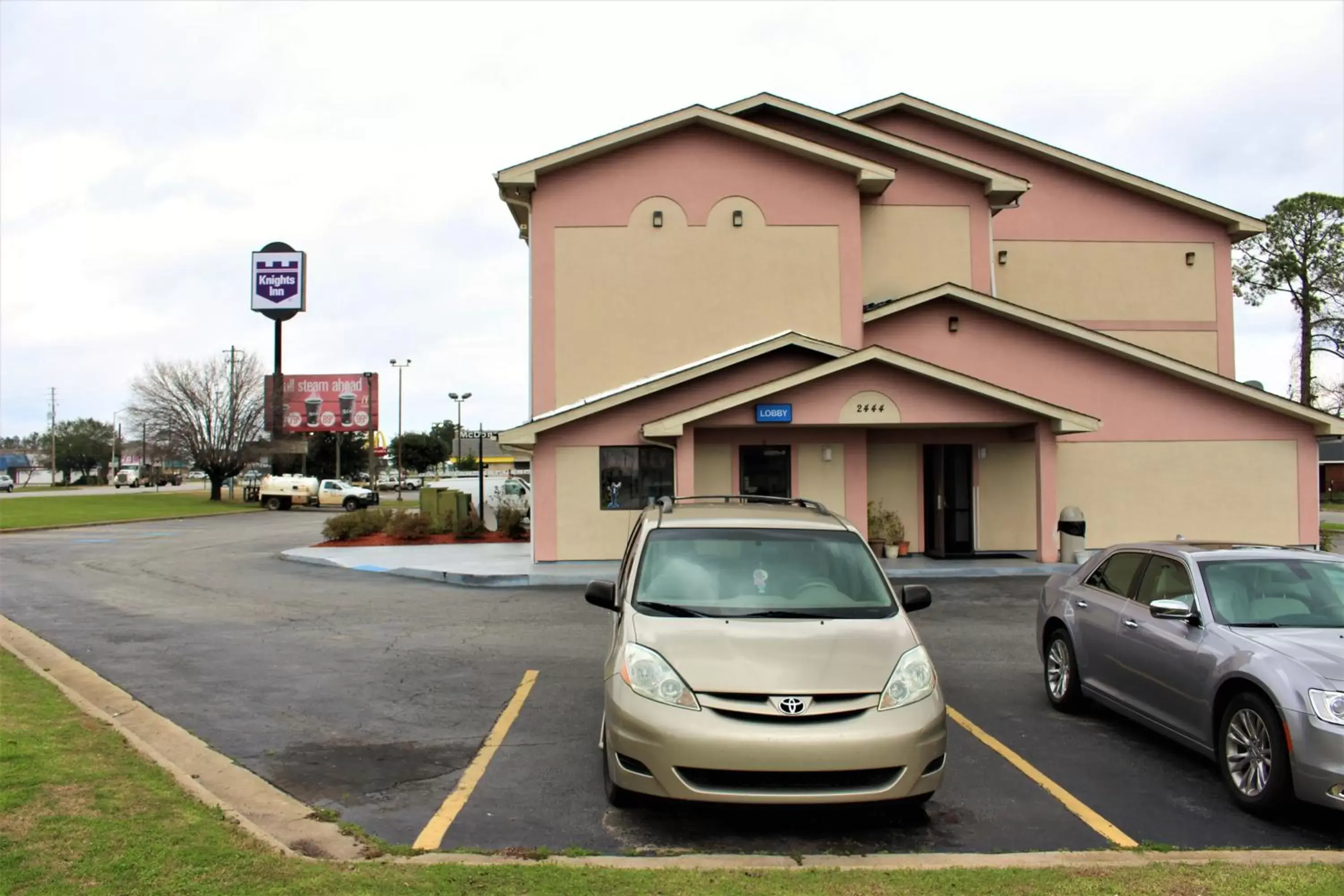 Facade/entrance, Property Building in Knights Inn Albany