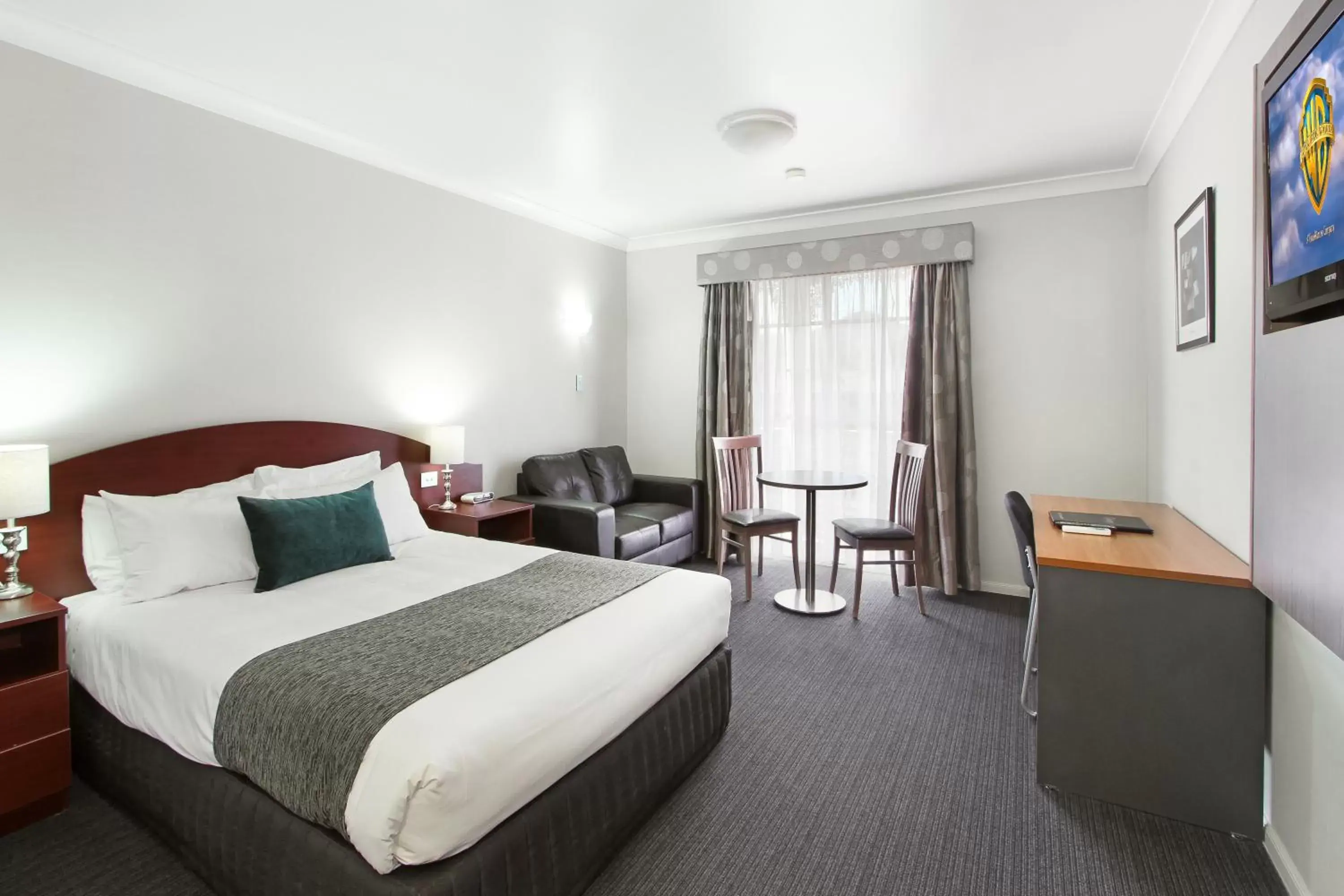 Terrace Queen Suite in Quality Inn Ashby House Tamworth