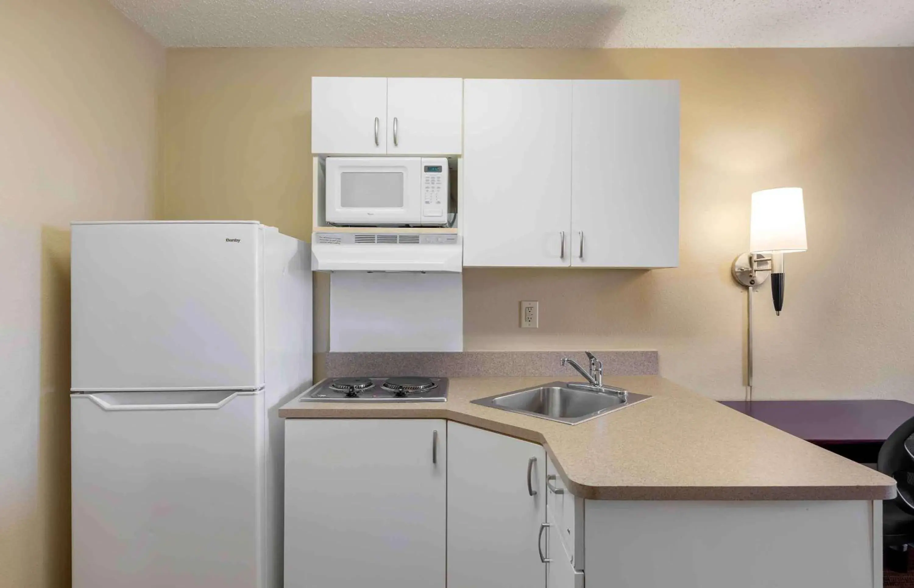 Bedroom, Kitchen/Kitchenette in Extended Stay America Suites - Dallas - Greenville Avenue