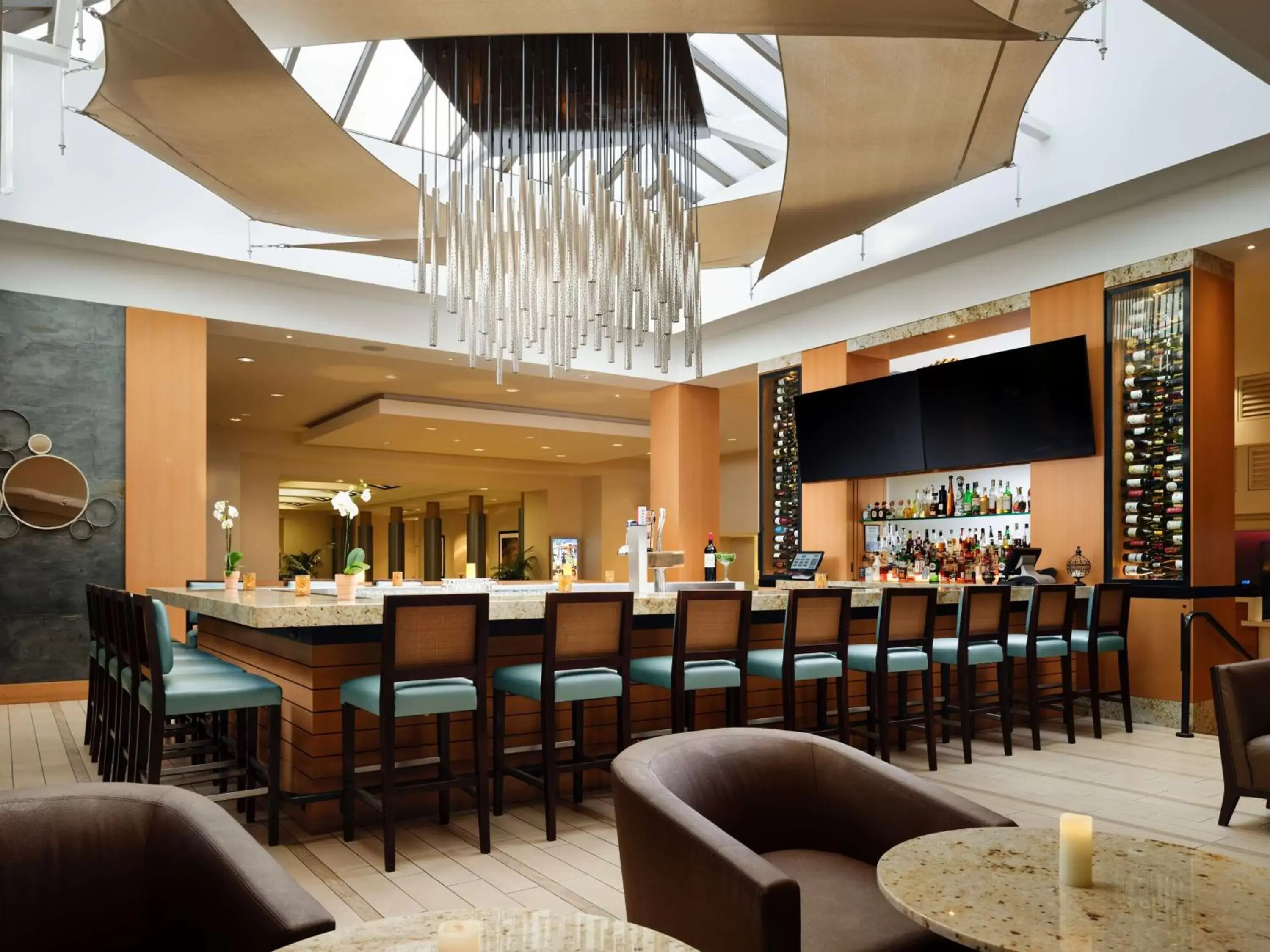 Lounge or bar in Sonesta Redondo Beach and Marina