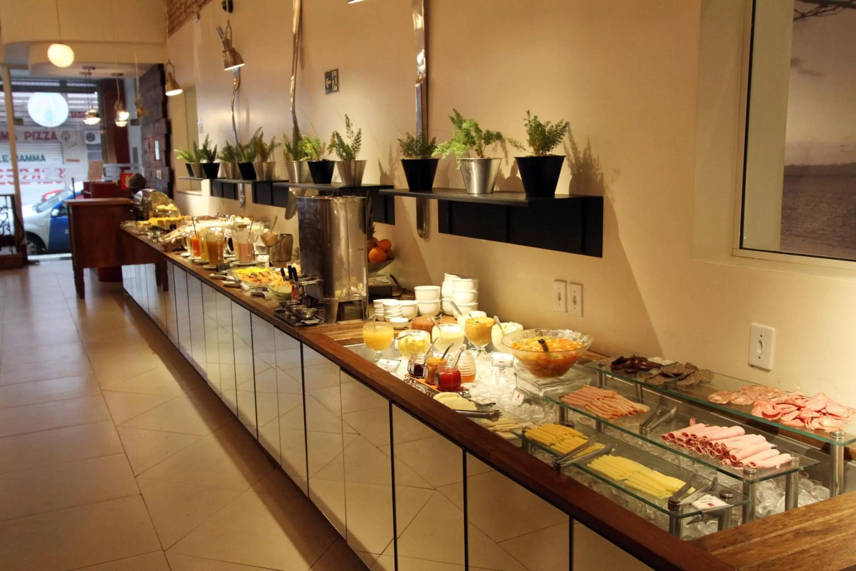 Restaurant/places to eat in Hotel Curi Executive