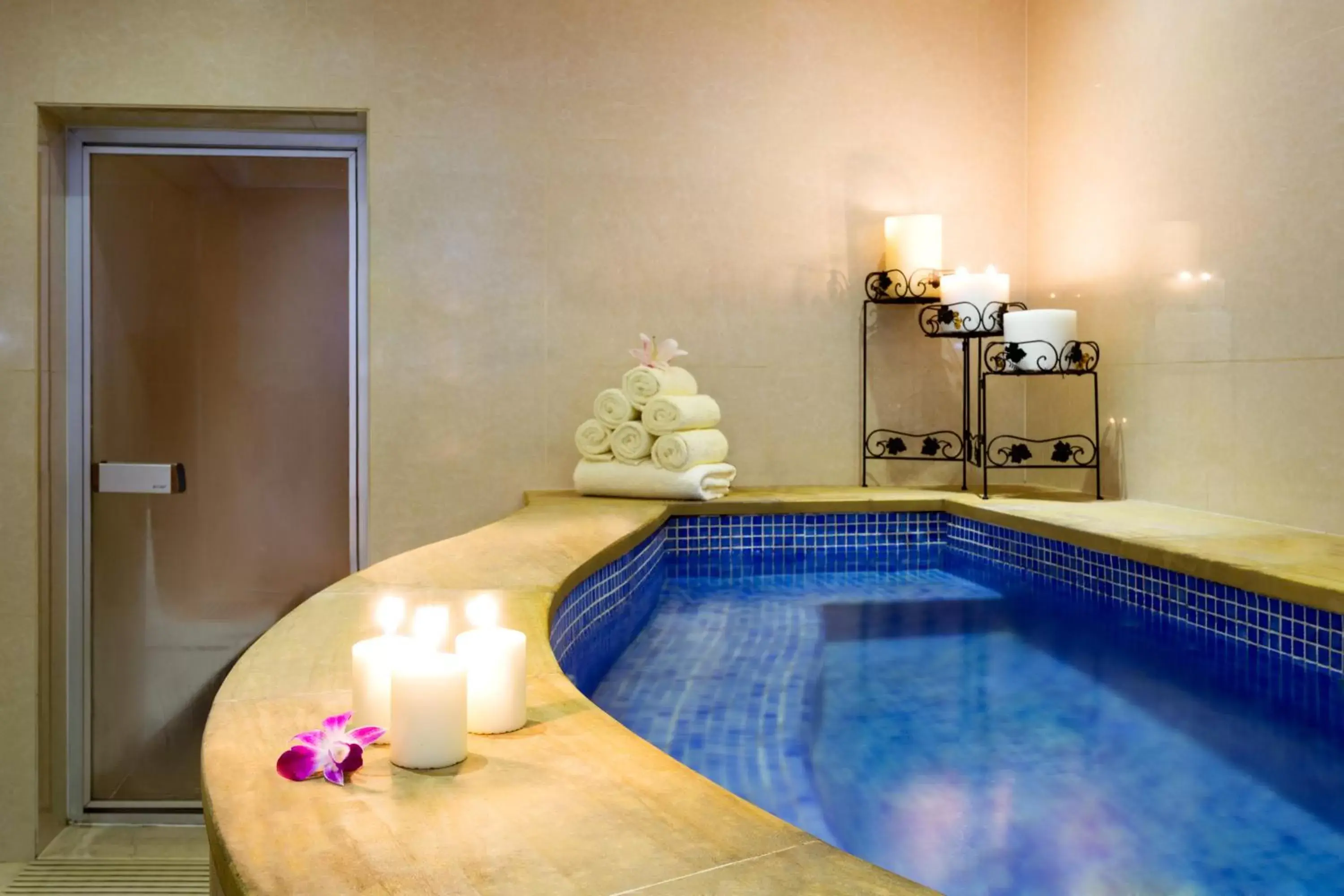 Hot Tub, Swimming Pool in Park Regis Kris Kin Hotel