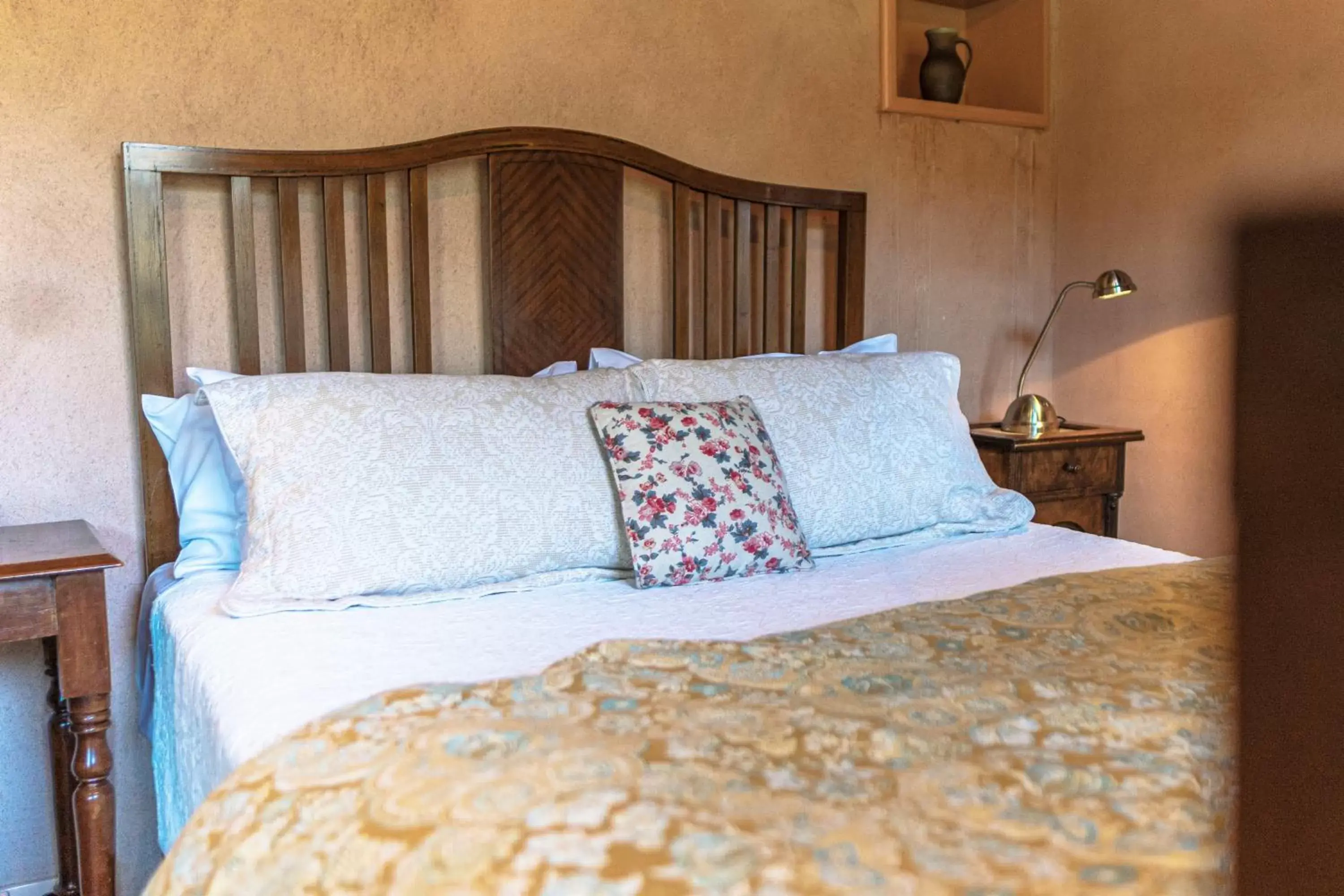 Bedroom, Bed in Buxton Manor