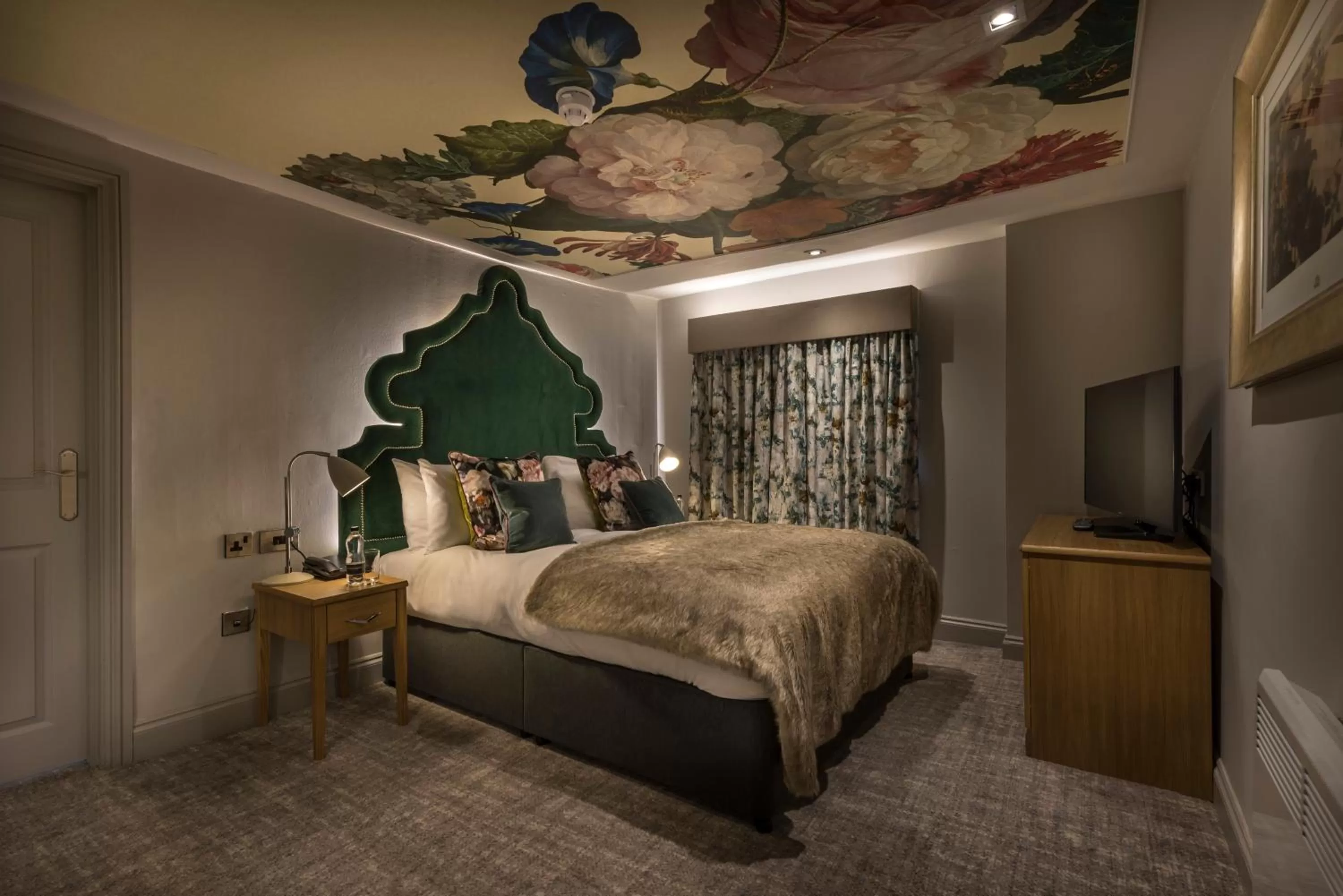 Bedroom, Bed in The Three Swans Hotel, Hungerford, Berkshire - The Coaching Inn Group