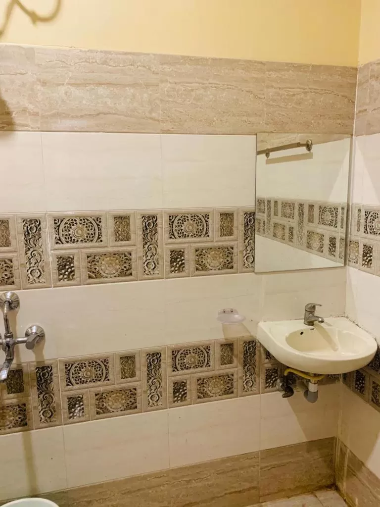 Bathroom in Hotel Neelkanth